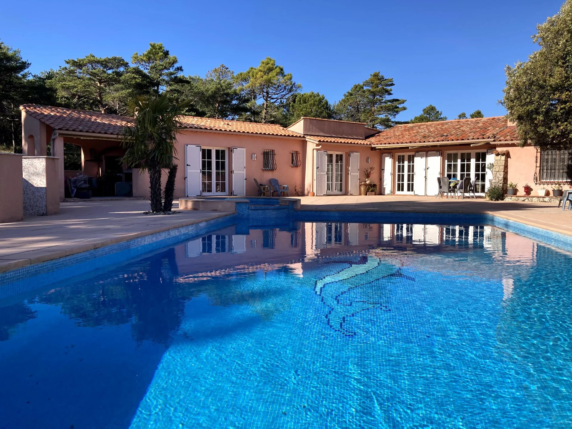 Belle villa de plain-pied, 3 chambres, piscine