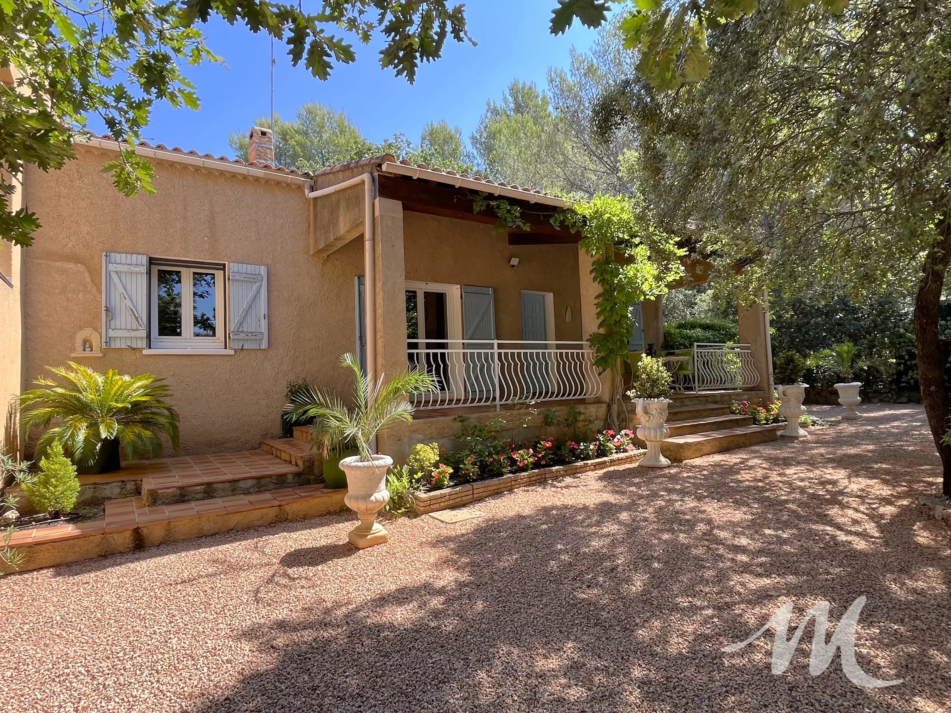 GRANDE PROPRIETE A VENDRE A TAVERNES AVEC 2 HABITATIONS PISCINE GARAGE ET TERRAIN BUCOLIQUE