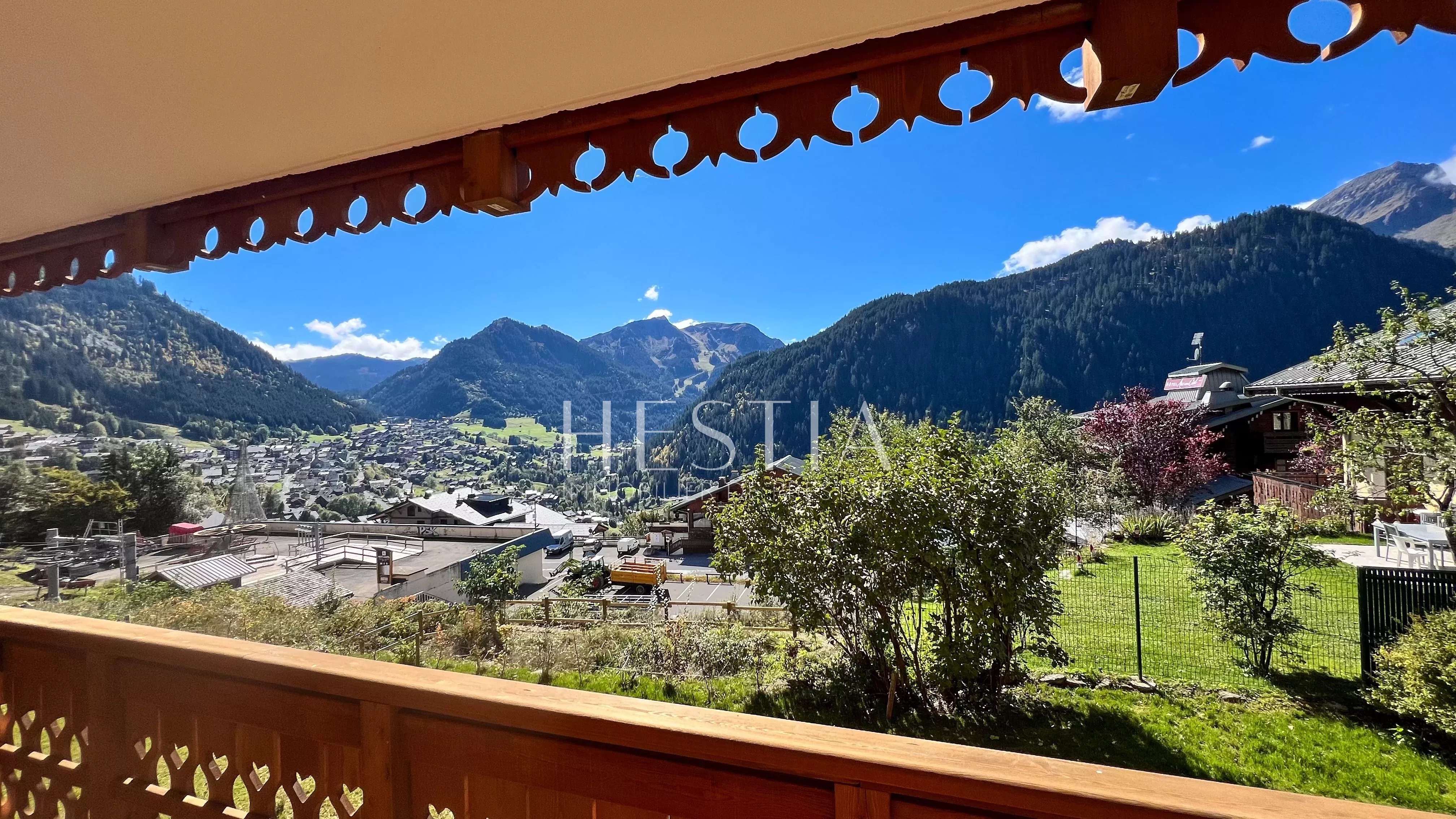 Vue panoramique sur les montagnes et la vallée