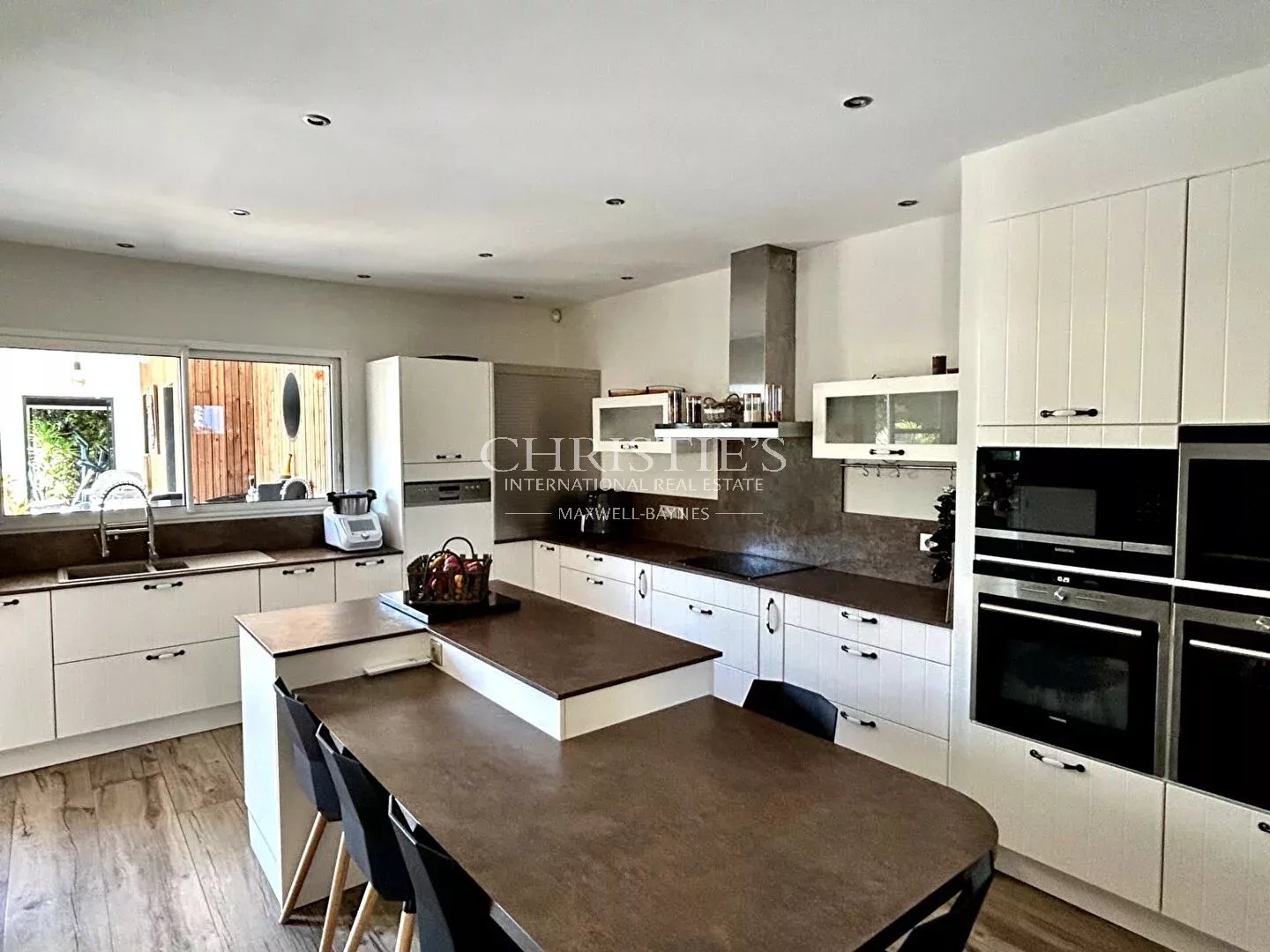 10 Bedroom Villa/Townhouse's Image 7