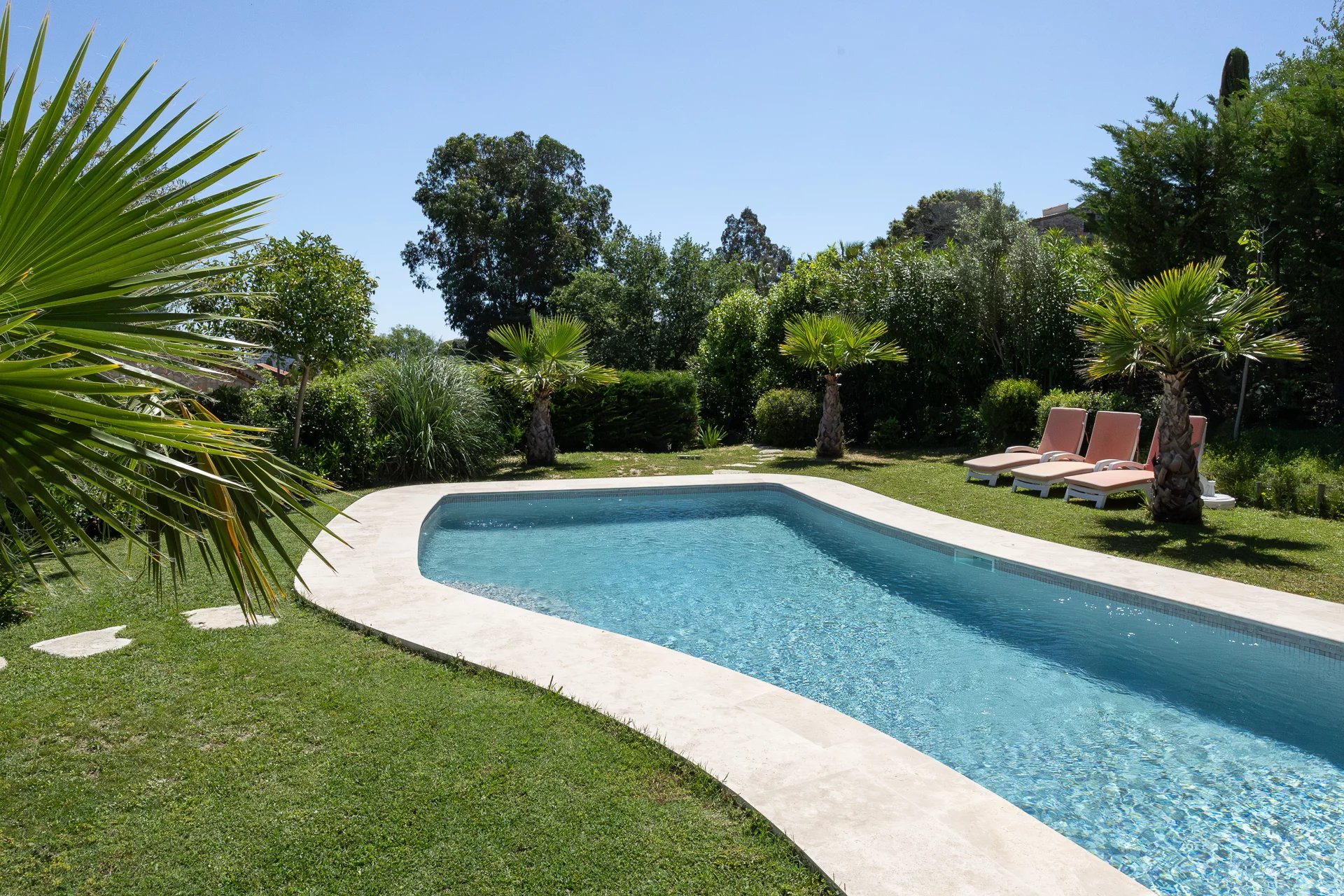 MINELLE - SINGLE STOREY PROPERTY IN A PRIVATE ESTATE