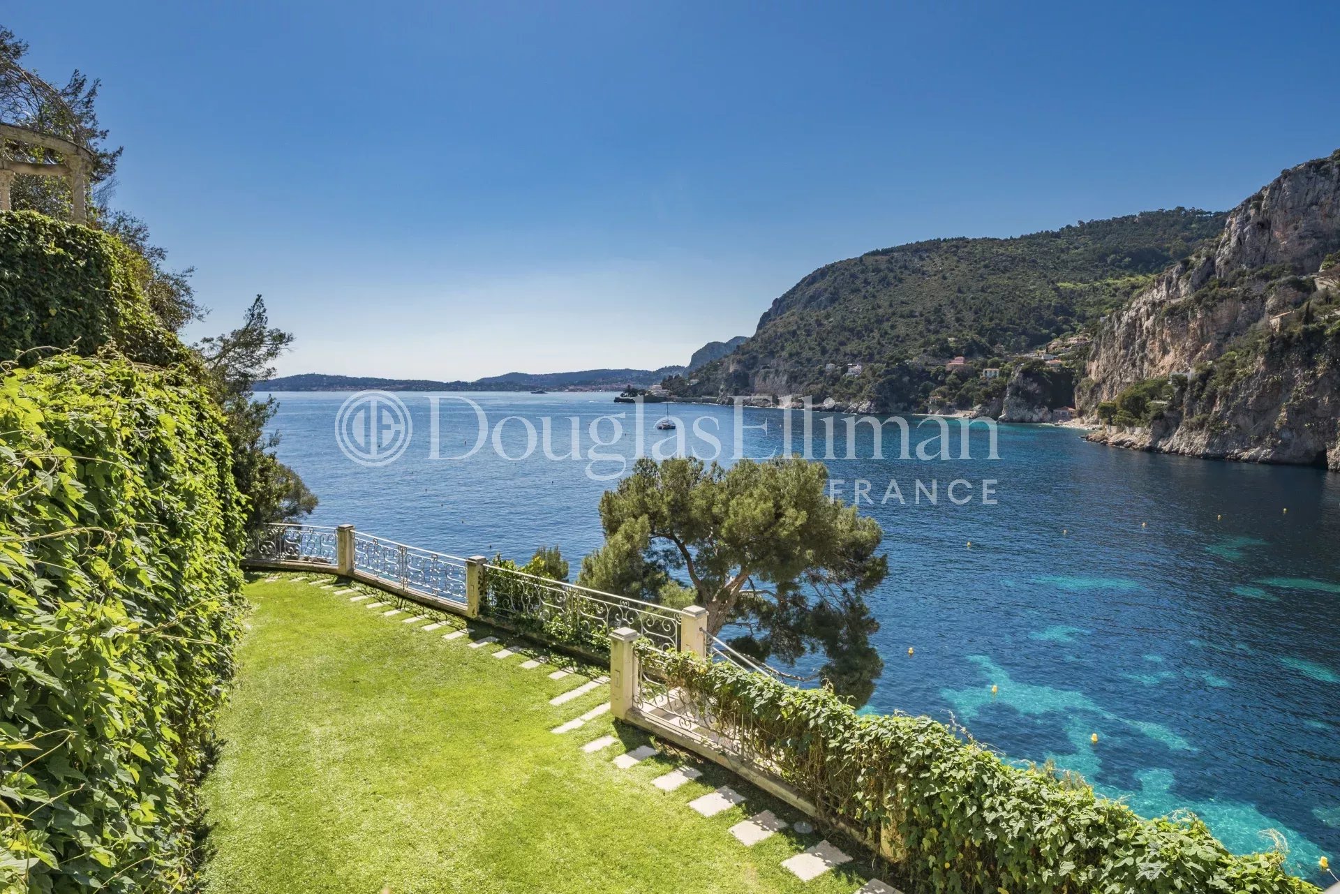 CAP D’AIL – A Magnificent Waterfront Art Deco Villa - Picture n°3