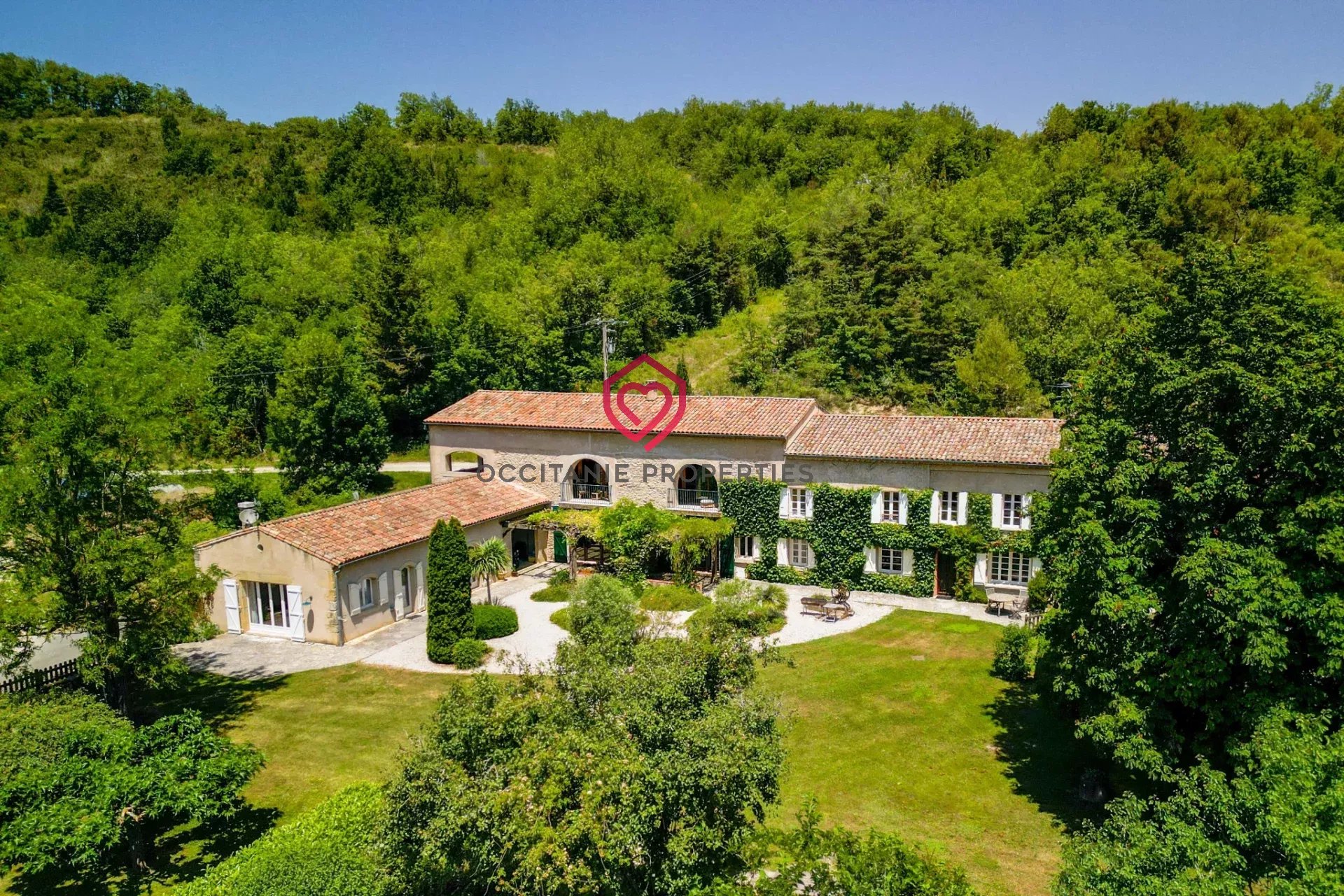 Domaine avec piscine et gîtes
