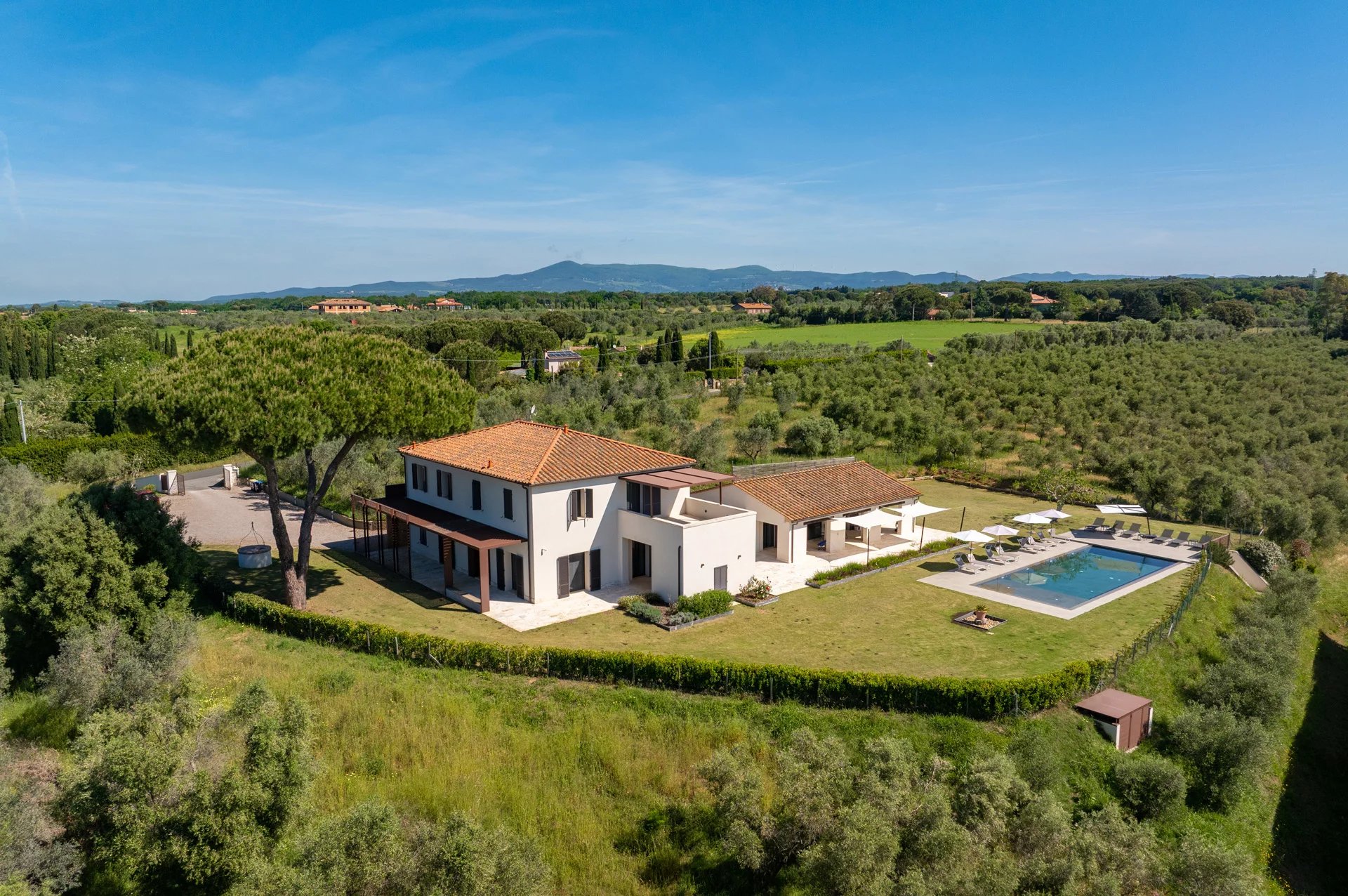 LUXURY VILLA WITH VINEYARDS AND OLIVE GROVE FOR SALE IN CECINA, TUSCAN COAST