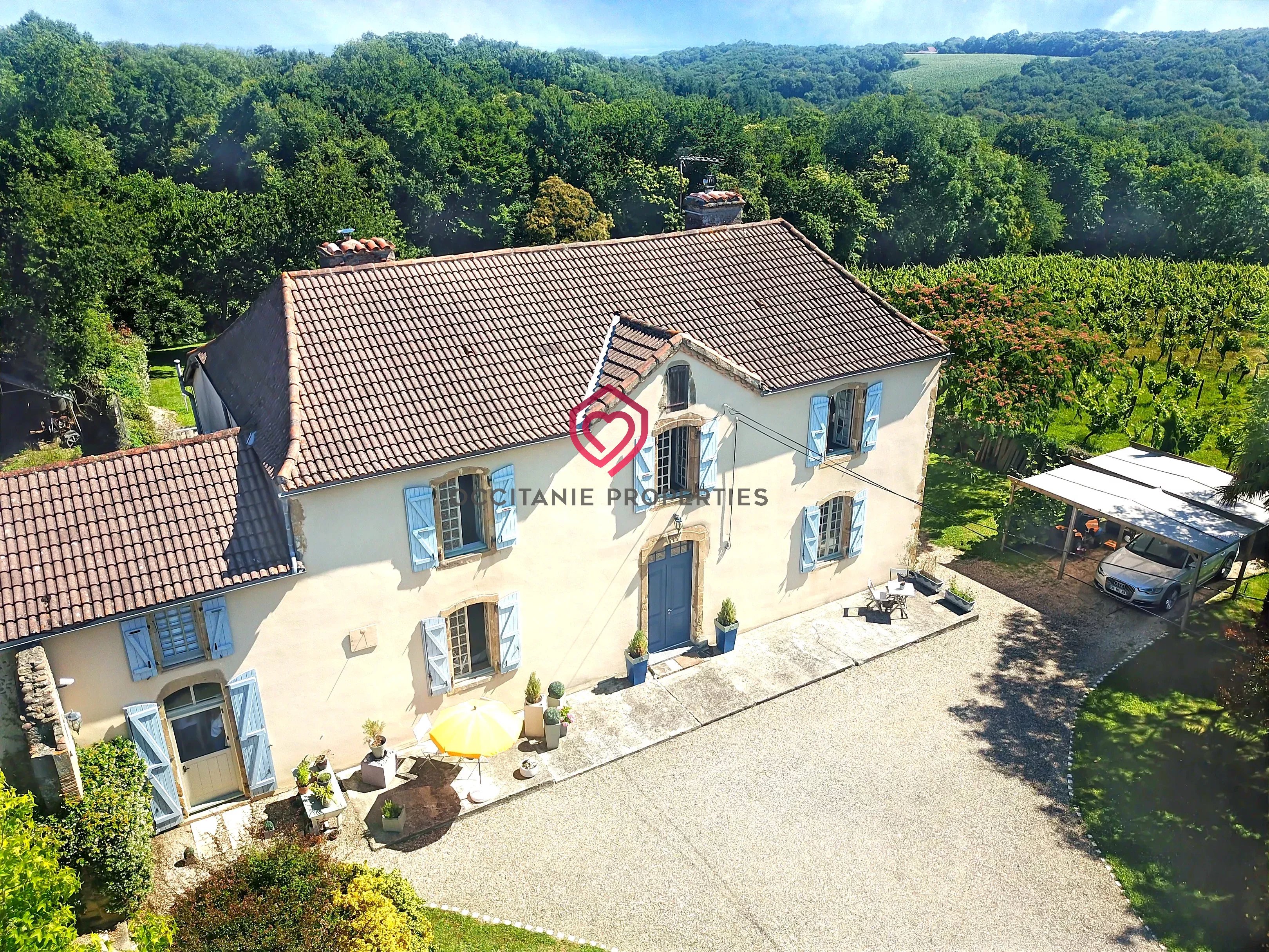 Belle Maison de Maître avec piscine, garage et vue sur la campagne.