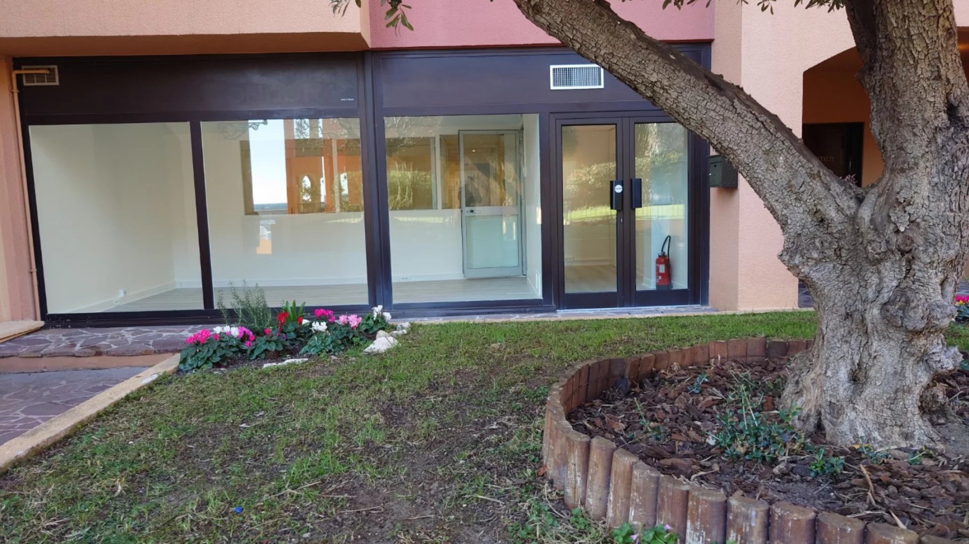 Bureau avec vitrine et vue sur le jardin