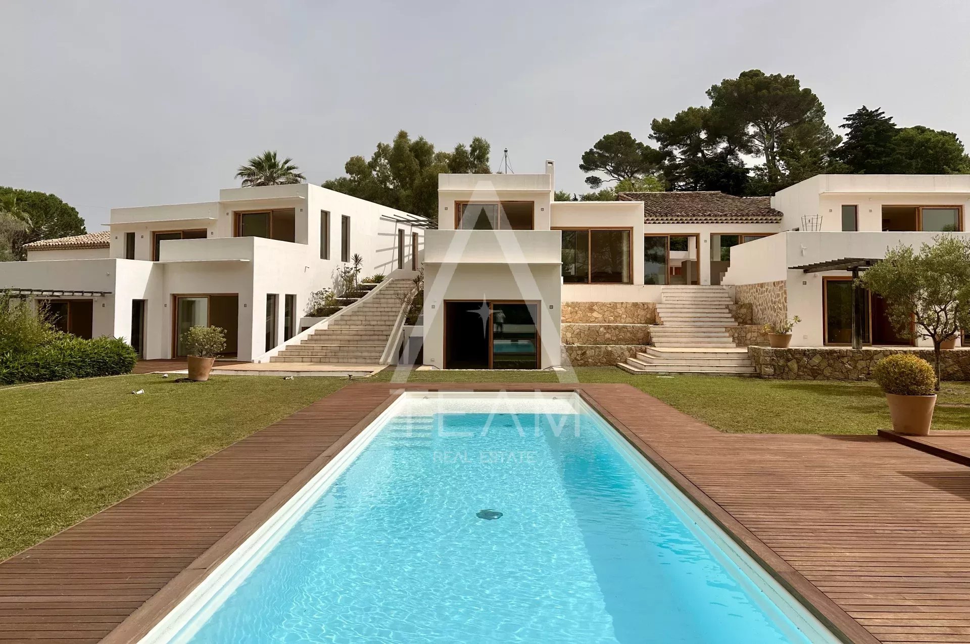 VILLA UNIQUE À MOUGINS 942M2