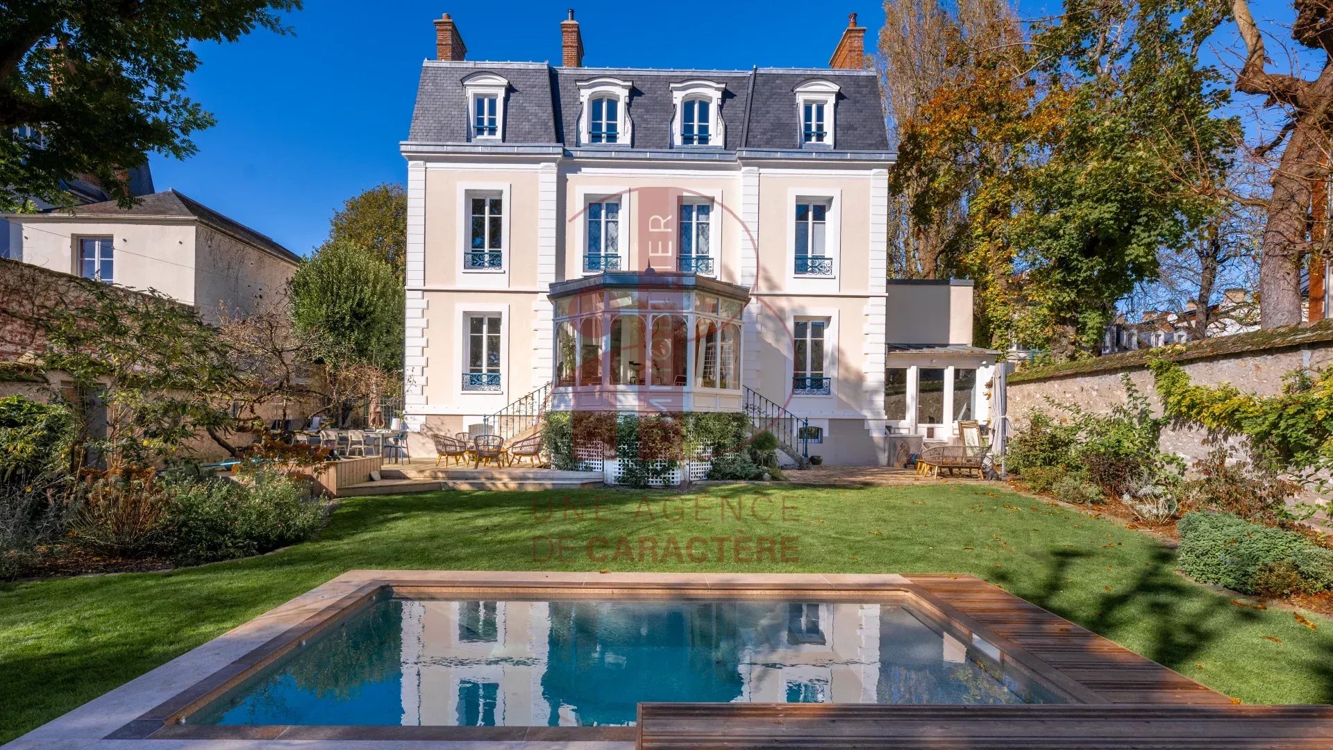 FONTAINEBLEAU CENTER - ELEGANT STREET - 430m² MANSION on 1,036m² LANDSCAPED GARDEN