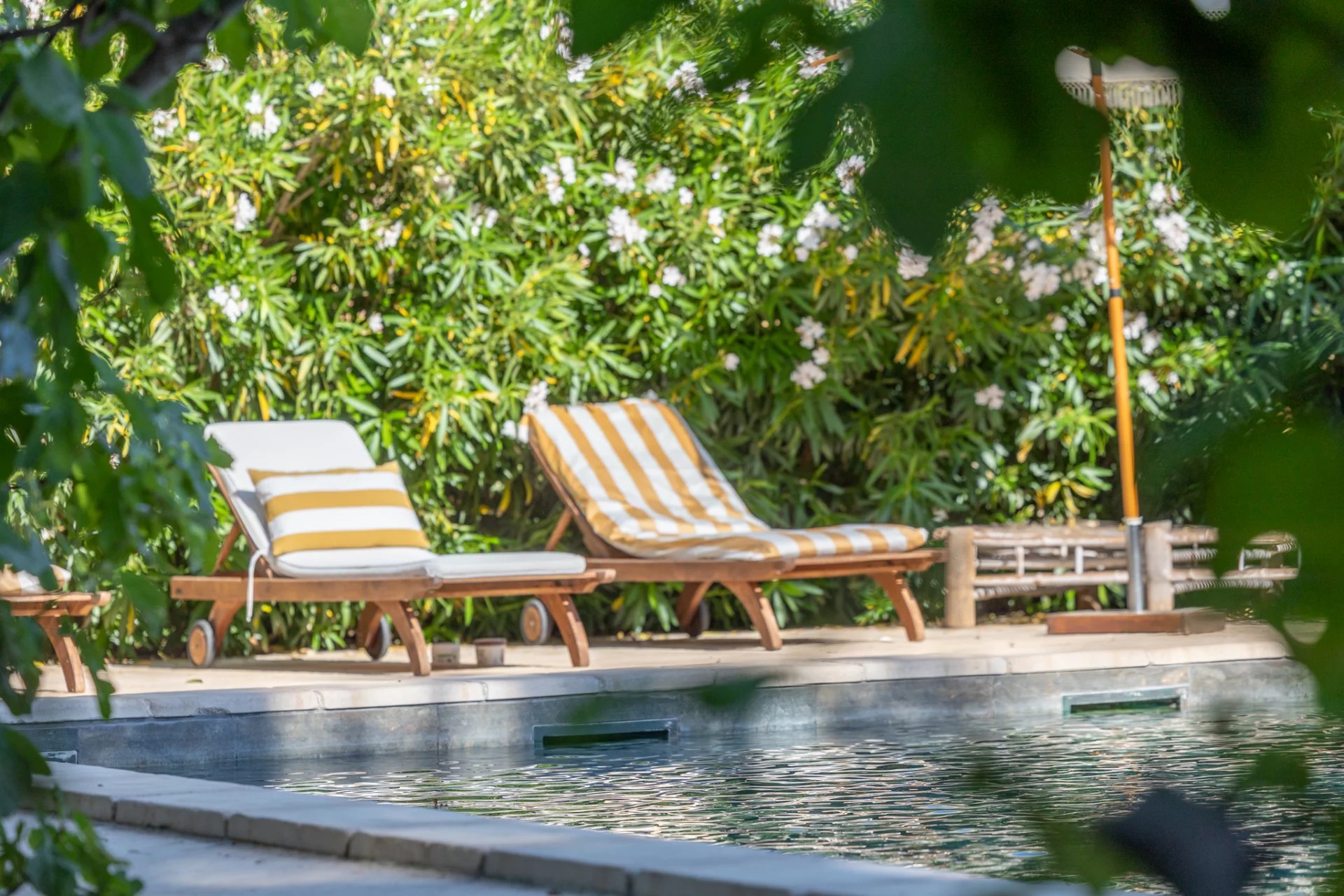 Exclusive : An exceptional 18th-century country house on the outskirts of L’Isle-sur-la-Sorgue, set on 6.3 hectares of grounds and featuring a prestigious reception hall