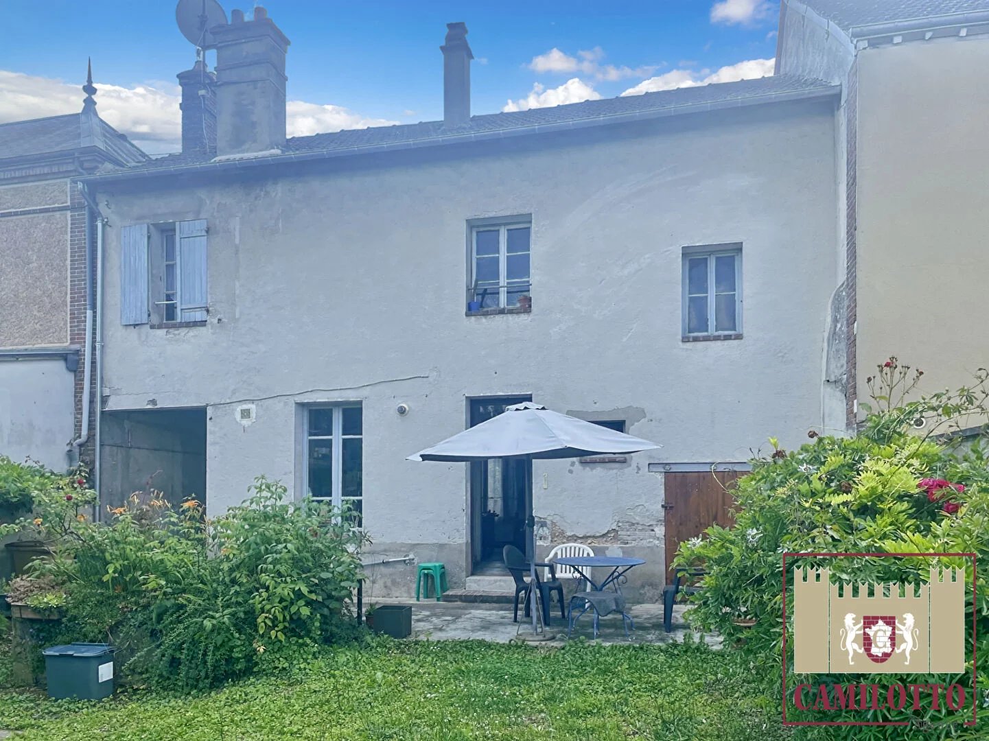 PROCHE DE NOGENT LE ROI - Maison de ville sur un terrain clos de murs.