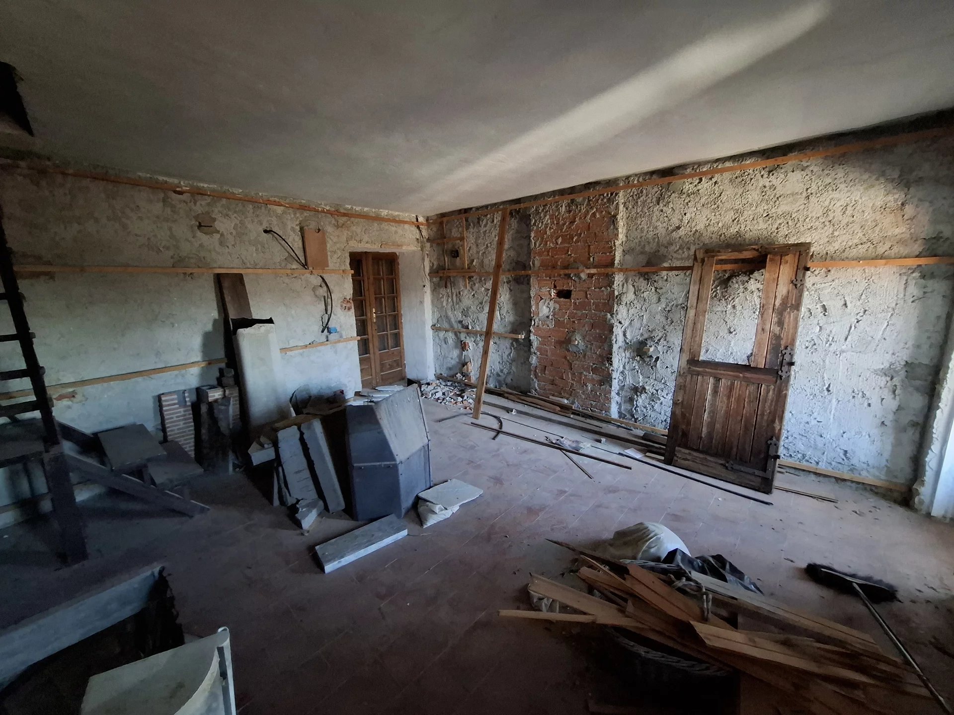 CASA DI AMPIA METRATURA A ROCCA