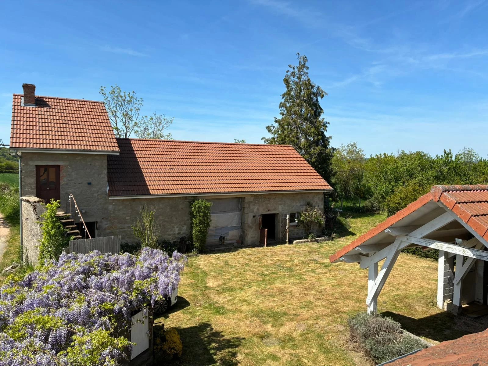 Maison avec grange à rénover – secteur lac des Fades