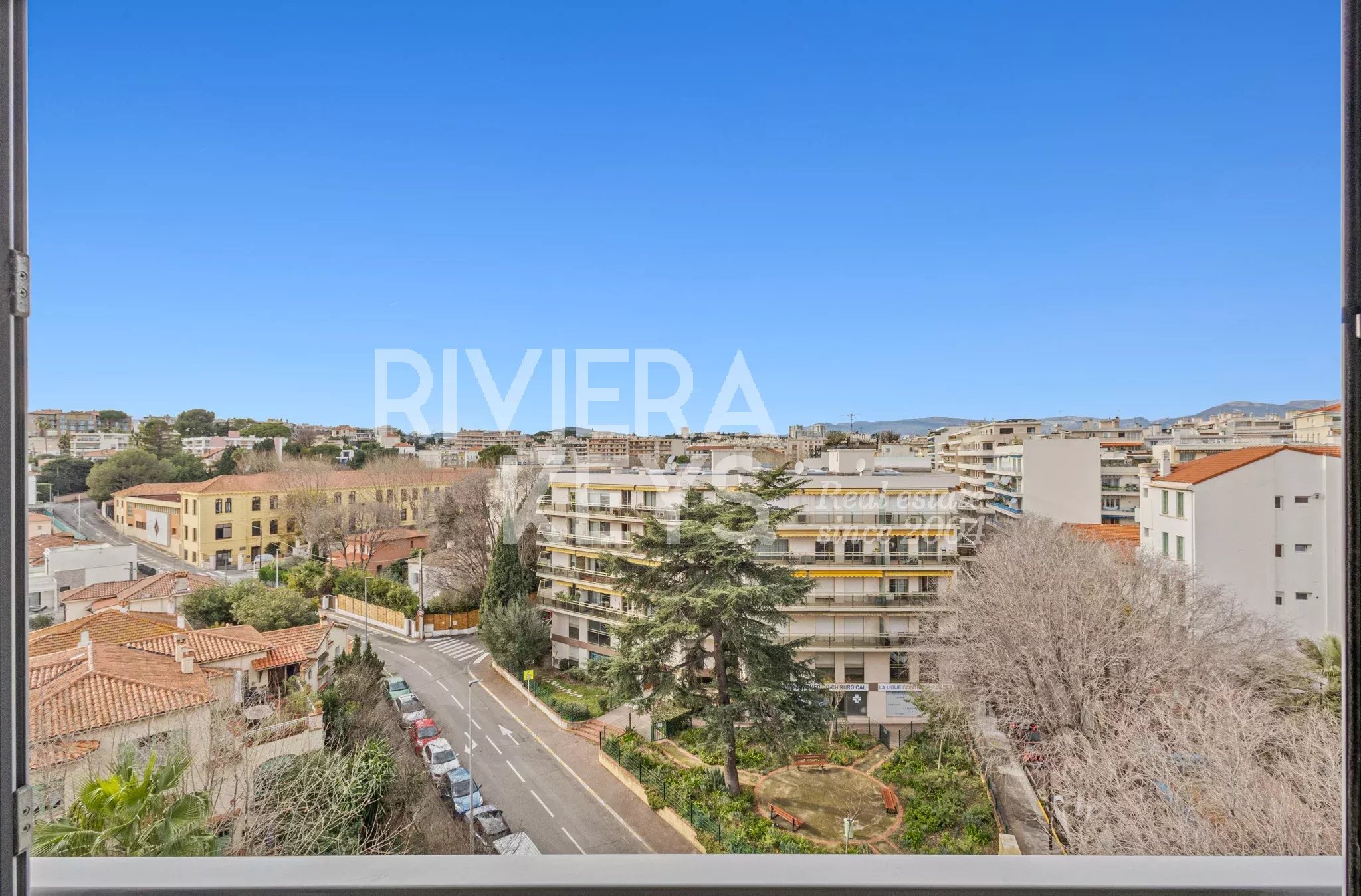 ANTIBES – Ilette: Bright 3-bedroom apartment on a high floor with open views