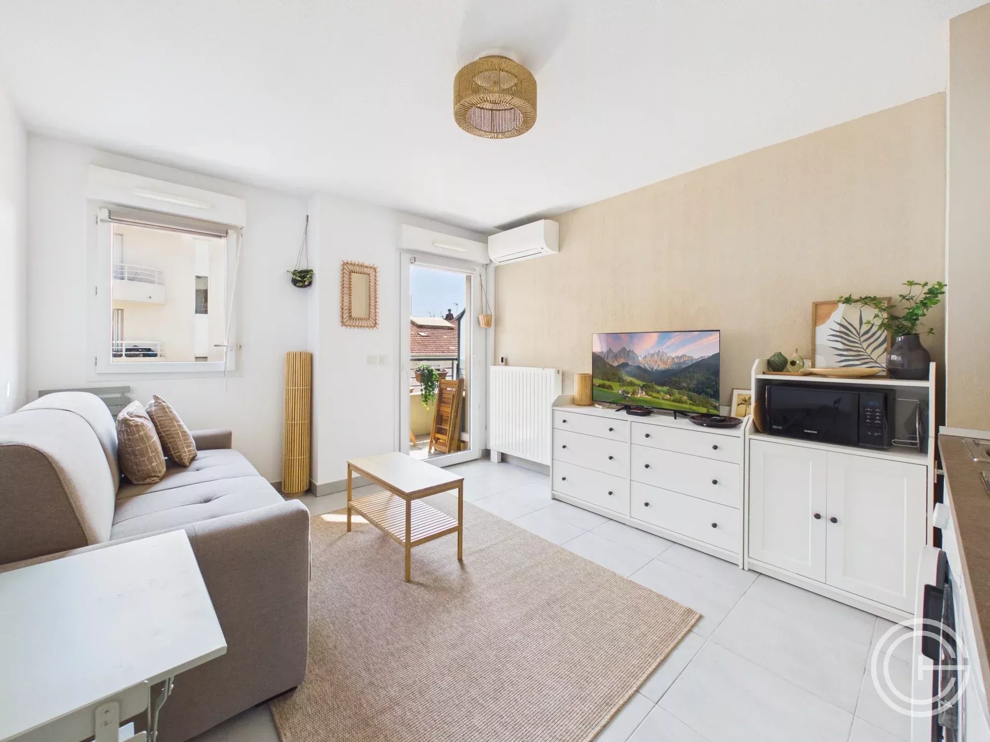 LOCATION ETUDIANTE - STUDIO MEUBLE - 35 RUE SMOLETT - NICE PORT