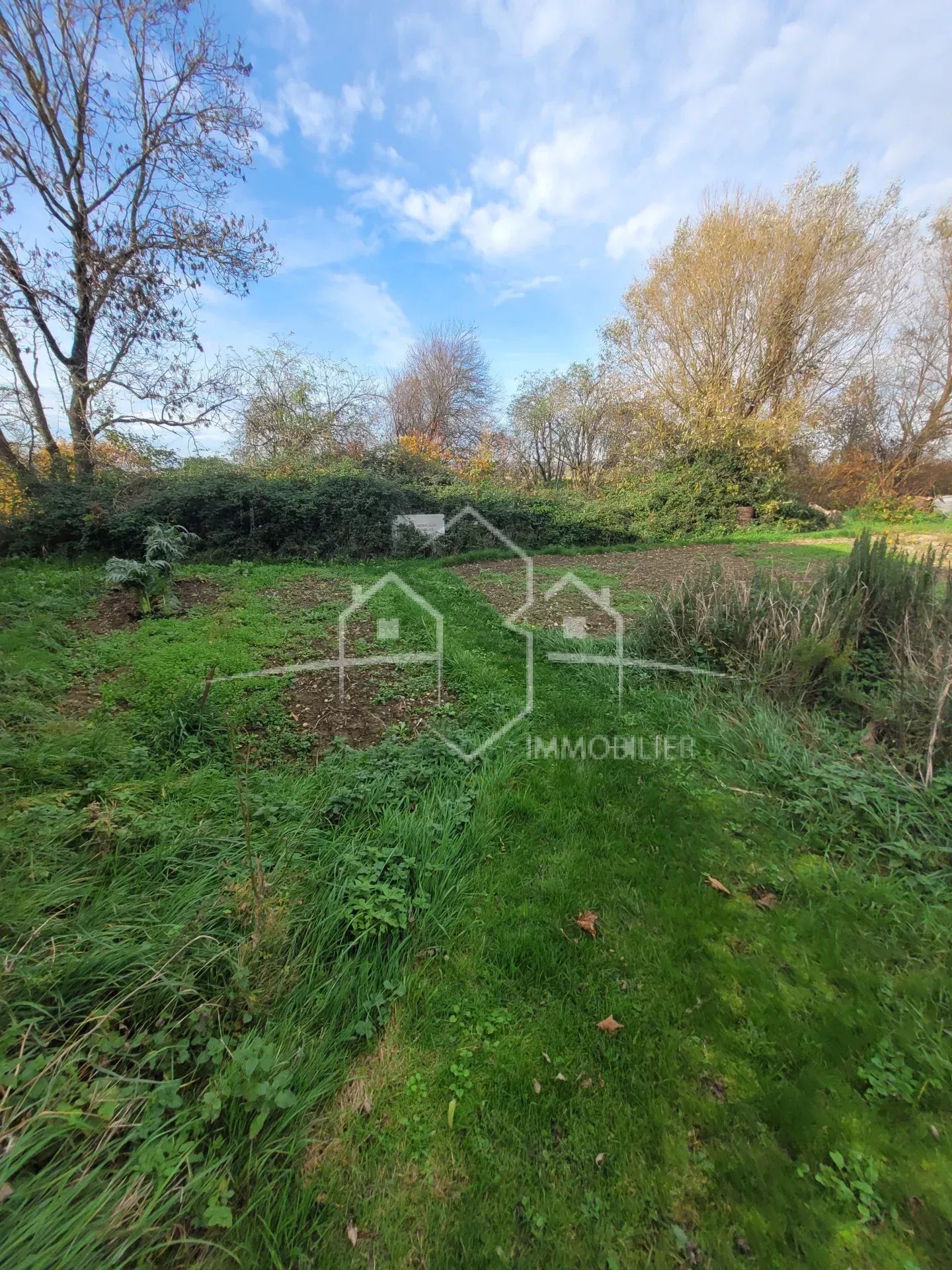 ANNEYRON, maison 2 pièces à rénover avec dépendances