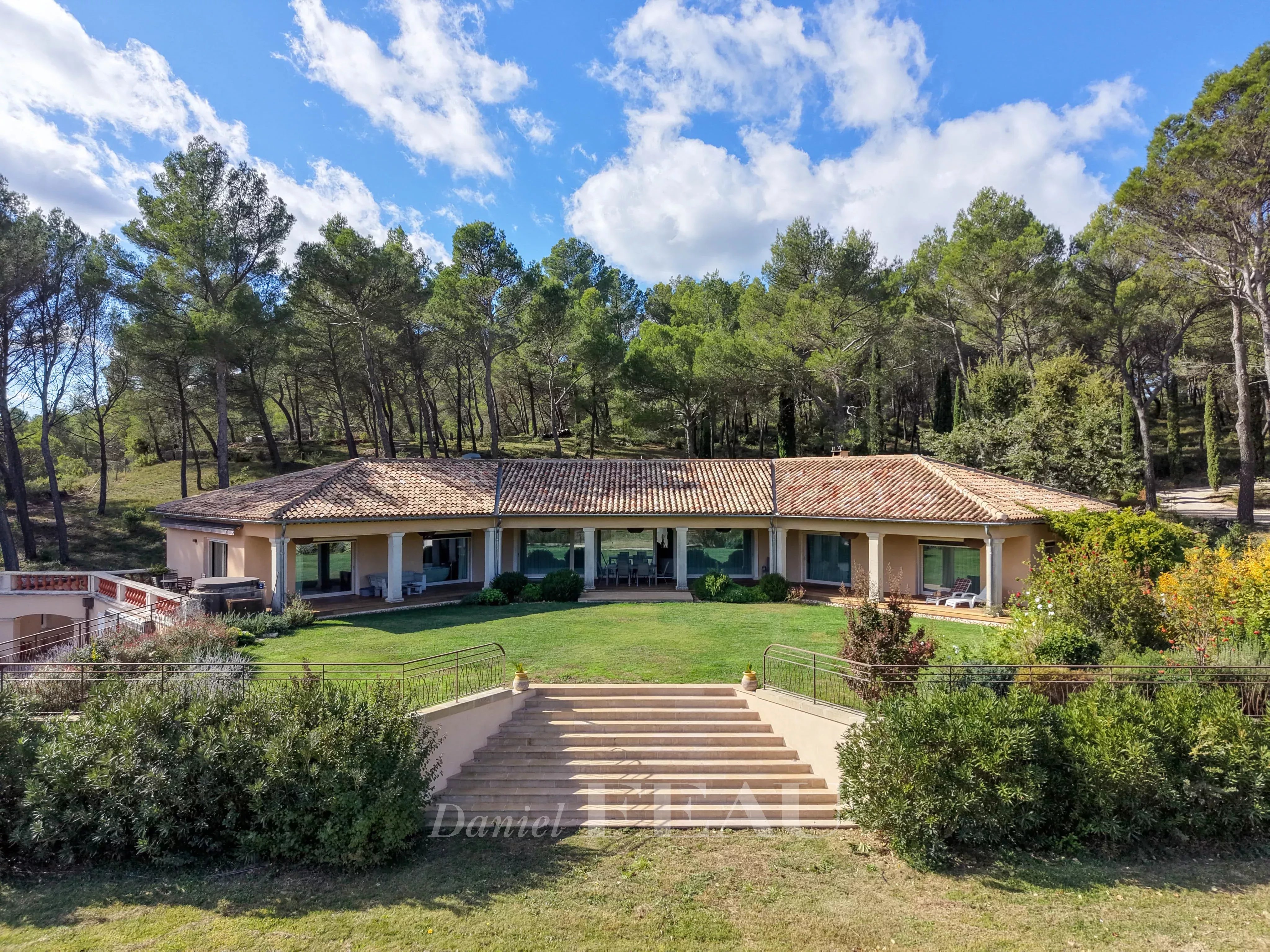 Aix en Provence Le Tholonet – A magnificent property commanding an exceptional view