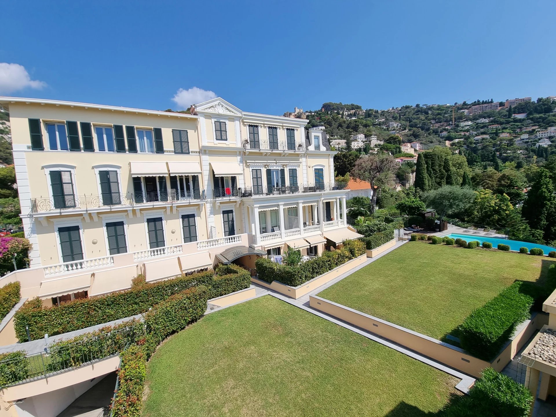 Résidence Luxe, piscine et proche plage et MONACO. 2 p  PARKING dernier etage vue mer