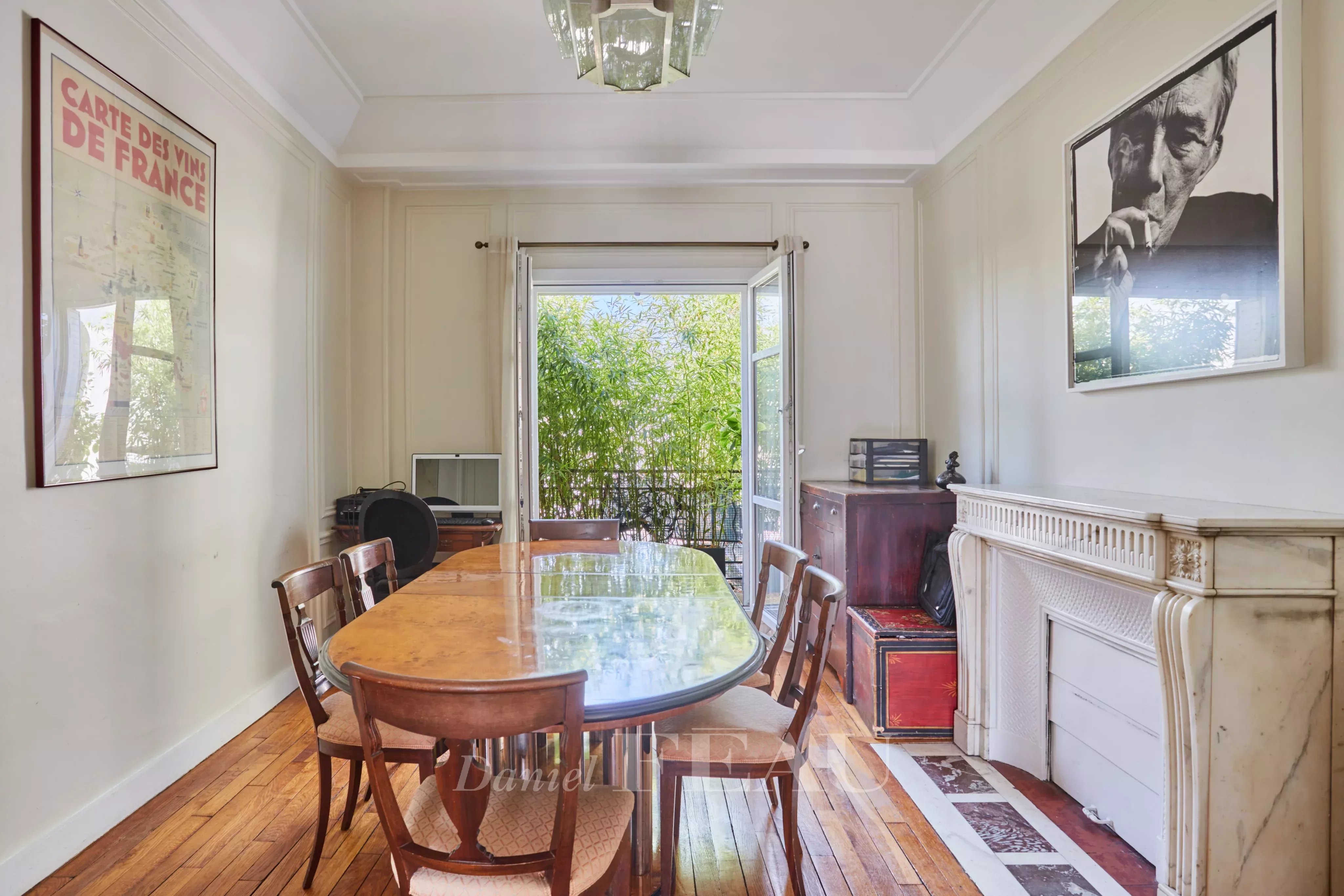 Salon salle à manger traversant et donnant sur balcon végétalisé