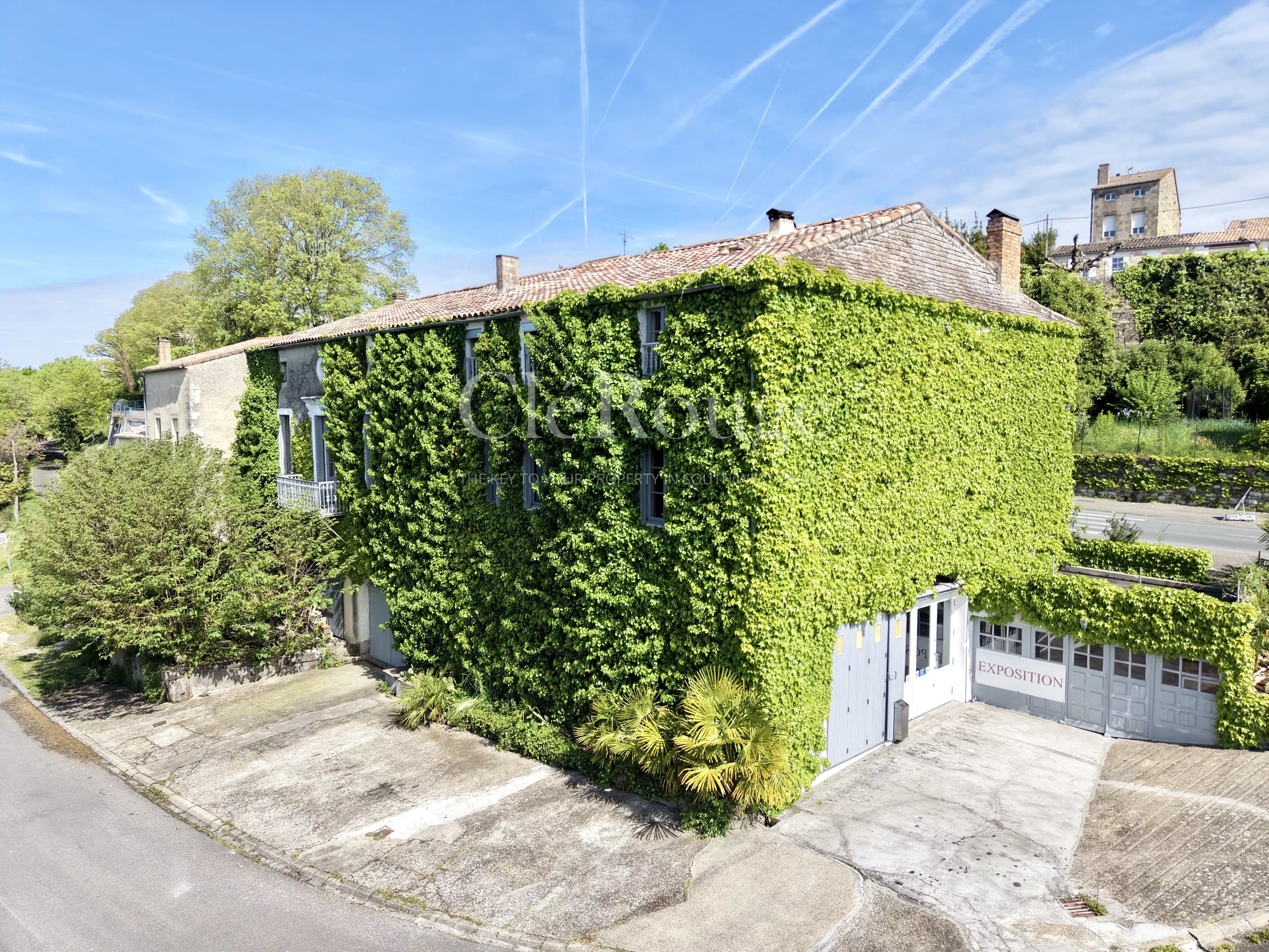 Duras – Charmante maison de village avec double habitation et potentiel commercial