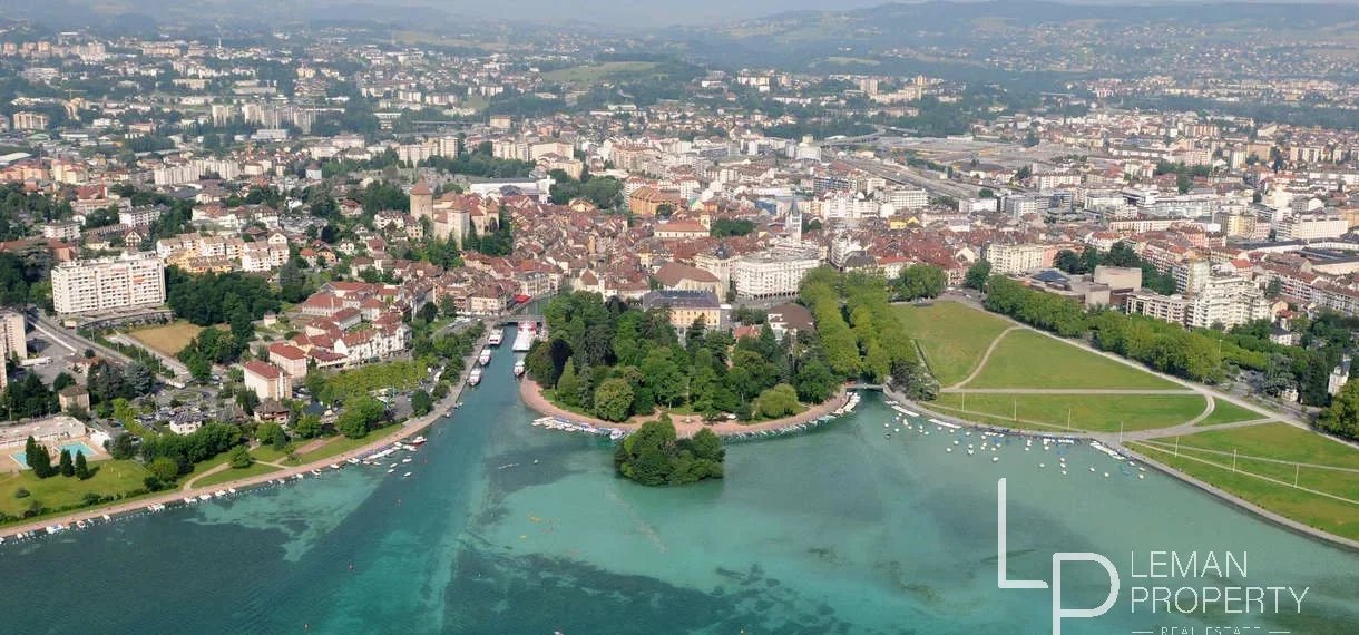 Annecy : Inédit nouvelles résidences à 5 min du centre-ville et de la gare à pied, offrant une architecture contemporaine et élégante dans un environnement paysager, aux dernières normes RE2020