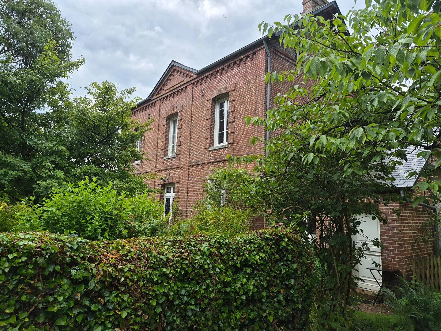 Maison de caractère à vendre Proche YERVILLE 220 m² 7 chambres Jardin Terrain de 2 600 m² Ancien presbytère