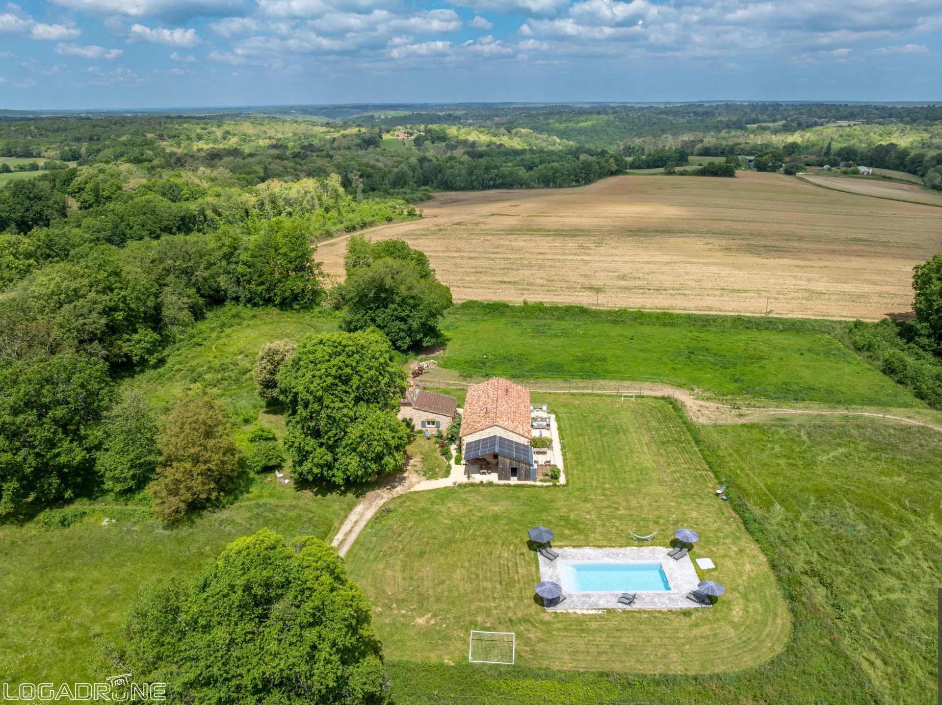 Ferme rénovée avec studio et 3 autres unités locatives.
