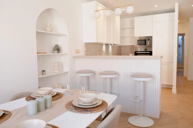 ELEGANT 2-BEDROOM APARTMENT RENOVATED IN THE HEART OF THE OLD TOWN