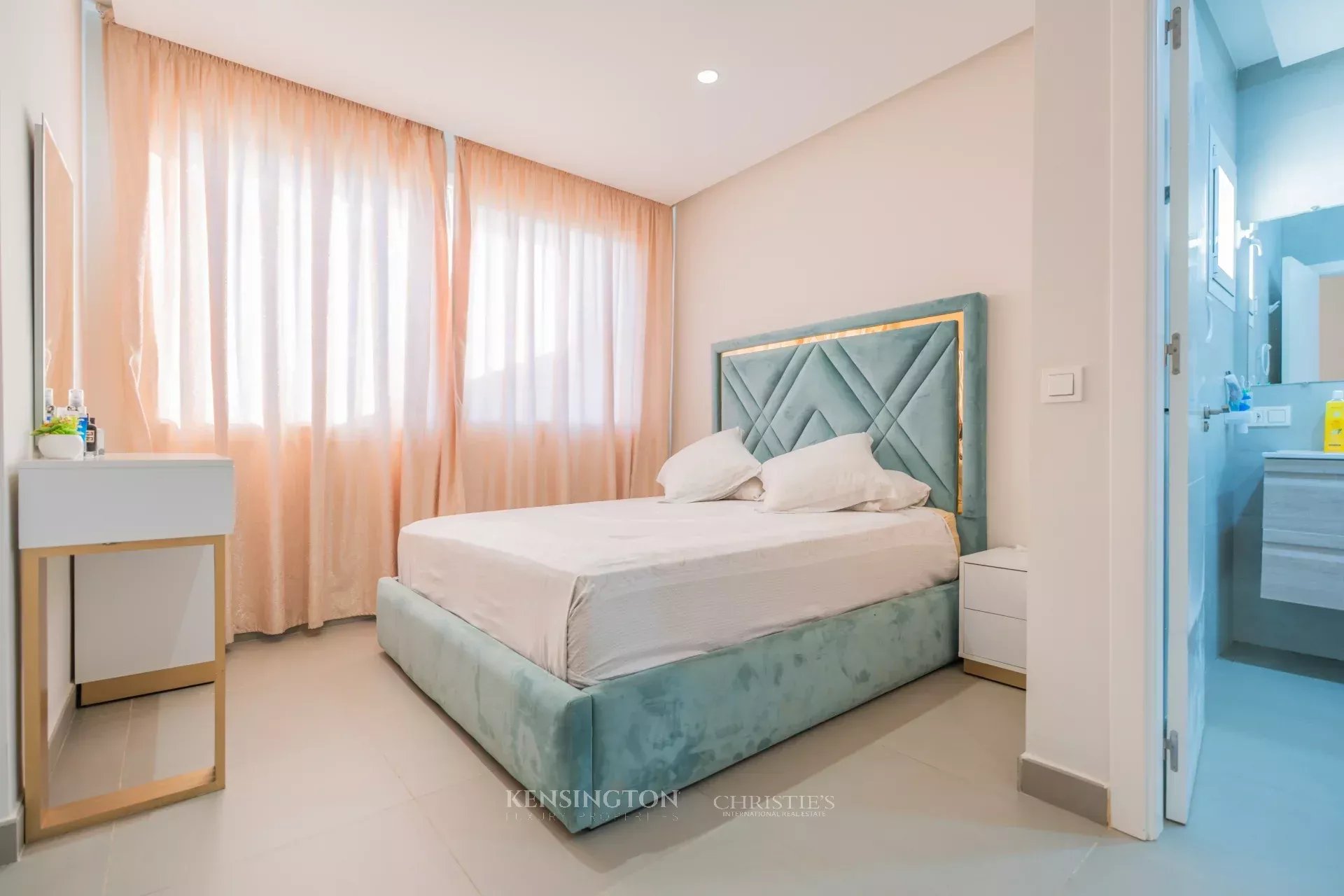 6 Bedroom Villa/Townhouse's Image 21