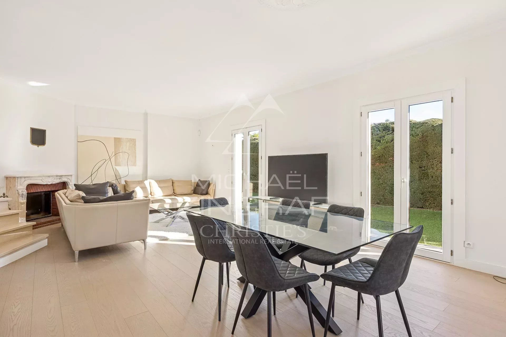 5 Bedroom Villa/Townhouse's Image 3