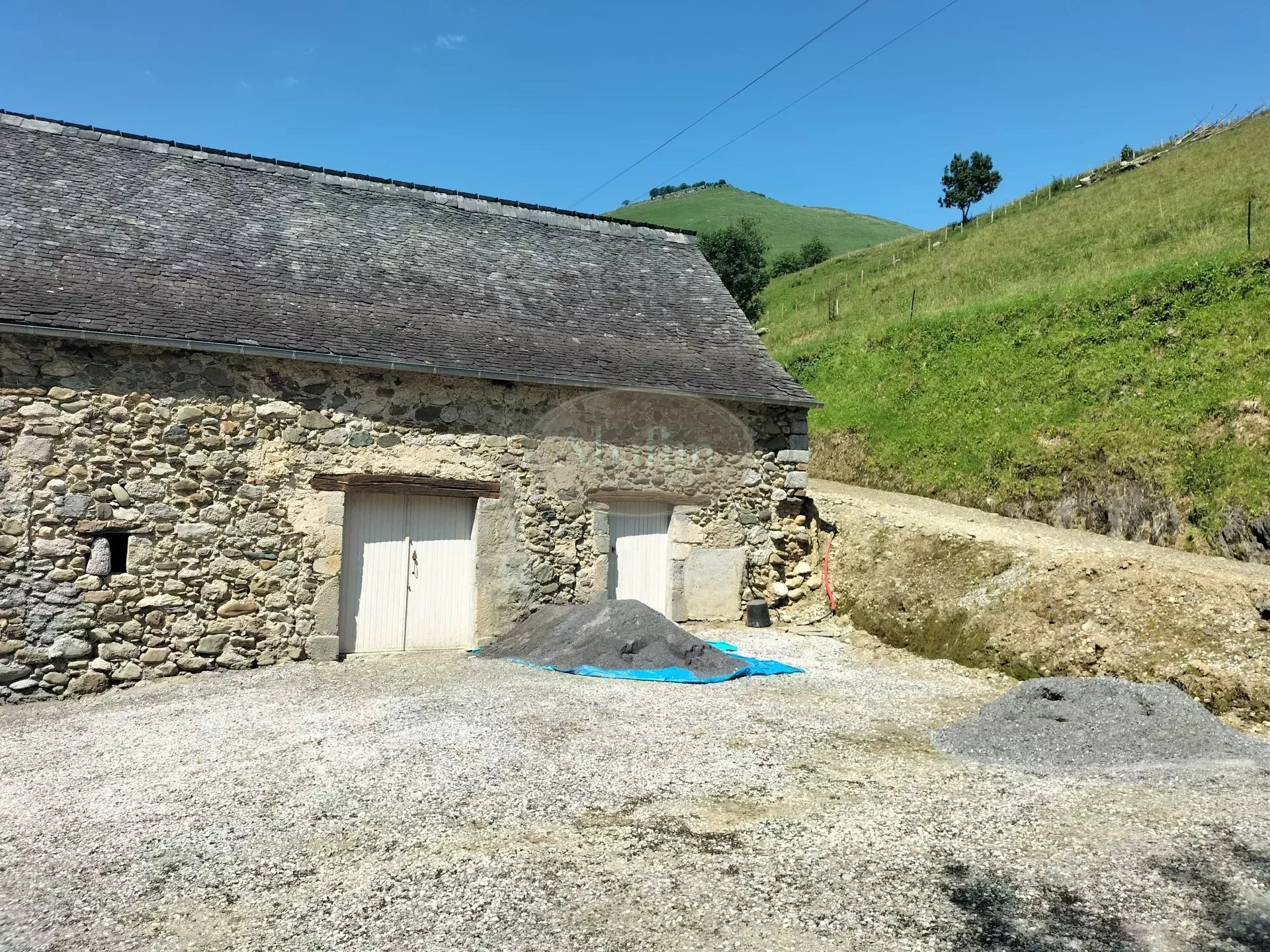 3 granges sur 2,6ha - Photo 2