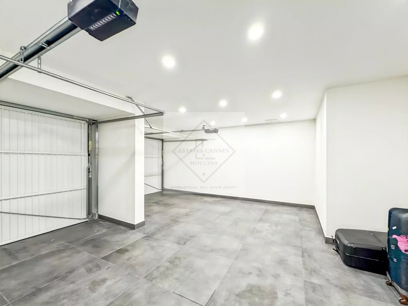 MAGNIFIQUE MAISON MITOYENNE AVEC VUE MER & COLLINES – 4 CHAMBRES – DOUBLE GARAGE – PISCINE — photo 12