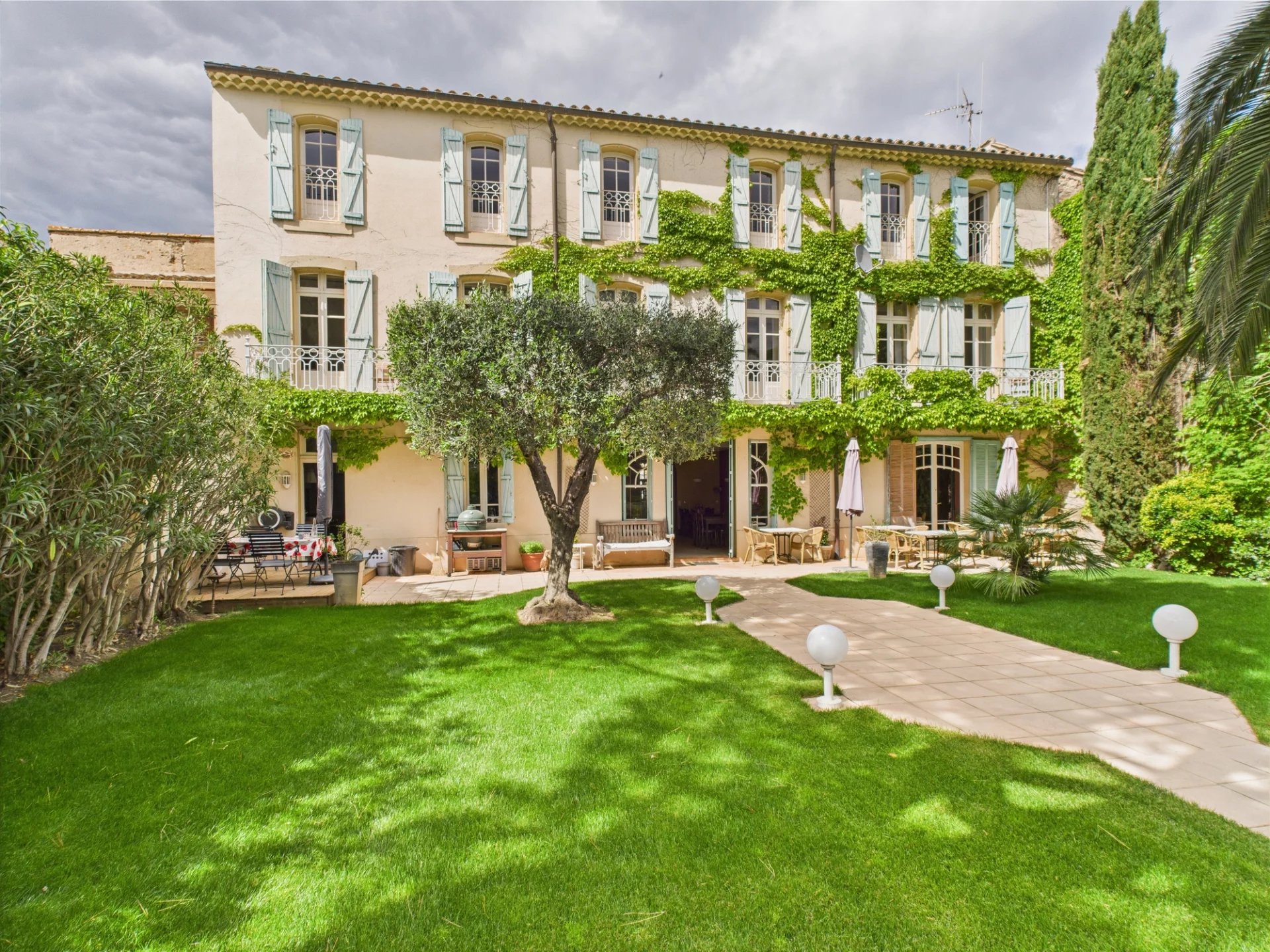 A Distinguished Property currently run as a Bed and Breakfast