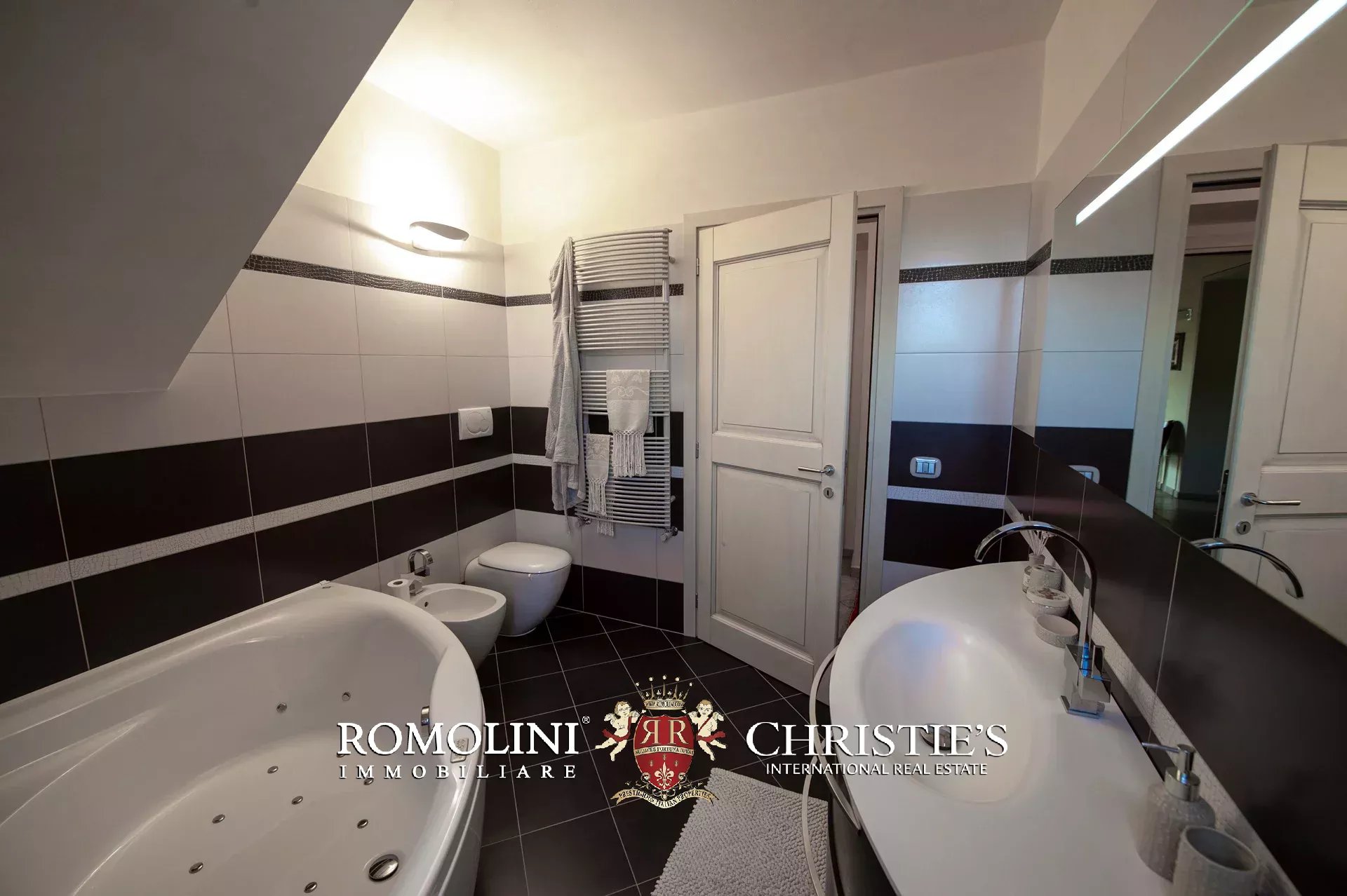 10 Bedroom Villa/Townhouse's Image 66