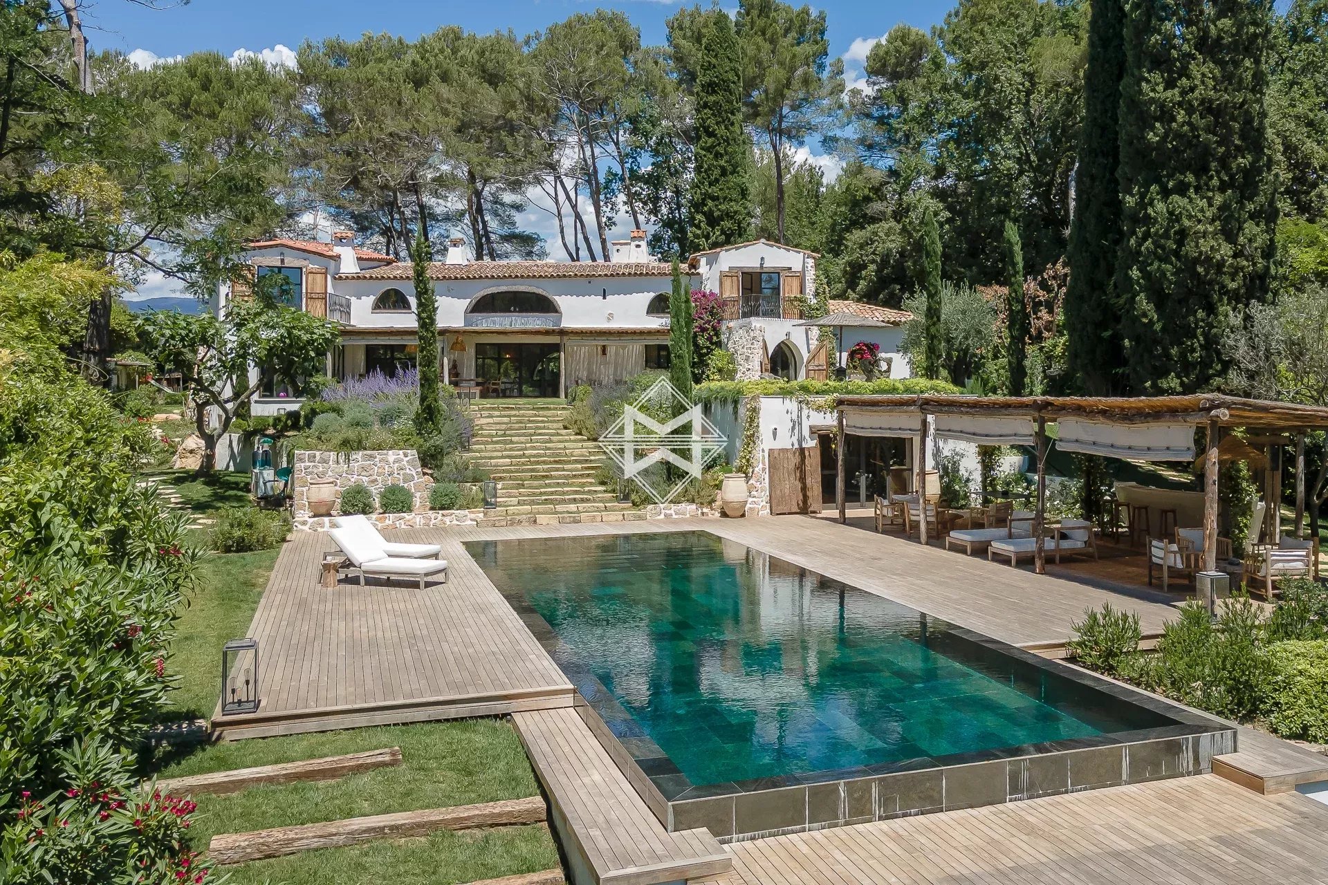 06250 MOUGINS VILLA