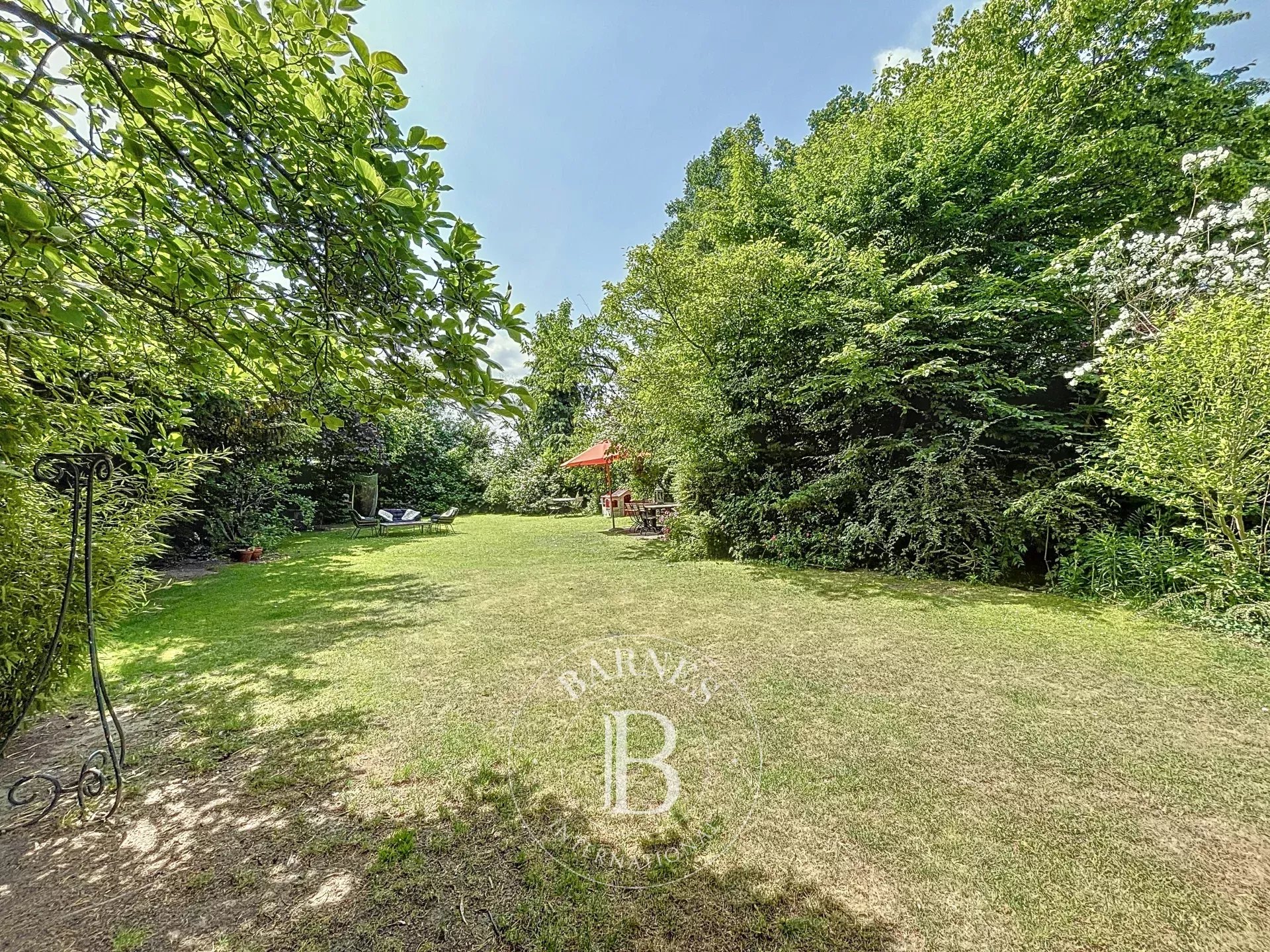 Uccle - Immeuble 3 façades à renover- 4 Logements- 3 Garages- Somptueux jardin