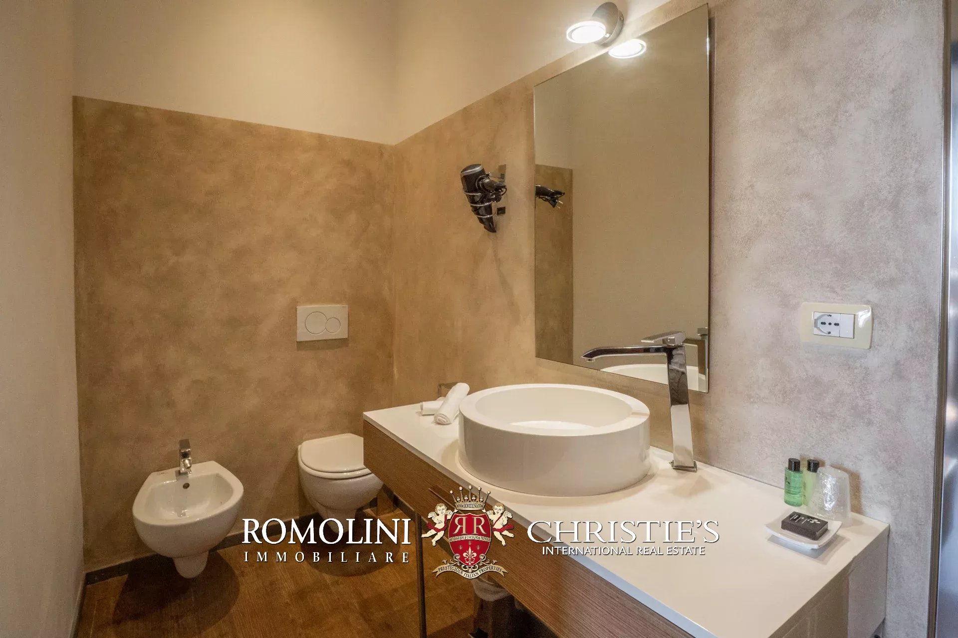 6 Bedroom Villa/Townhouse's Image 38