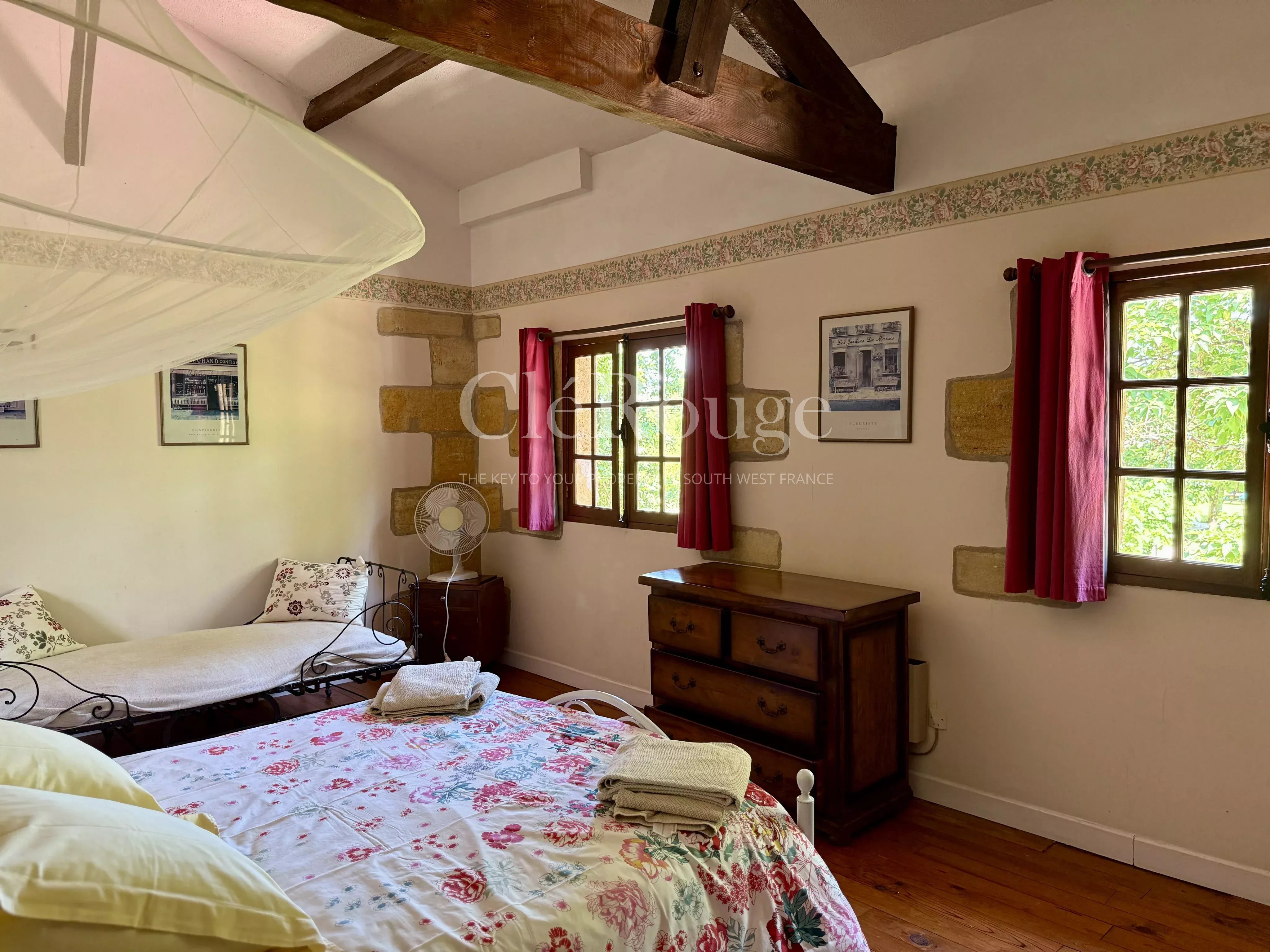 Beautiful property consisting of three houses, barns and swimming pool, just 50 minutes from Bordeaux