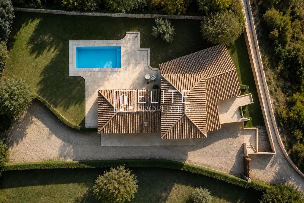 Villa for sale in Grasse — 4-Bedroom Villa in Grasse