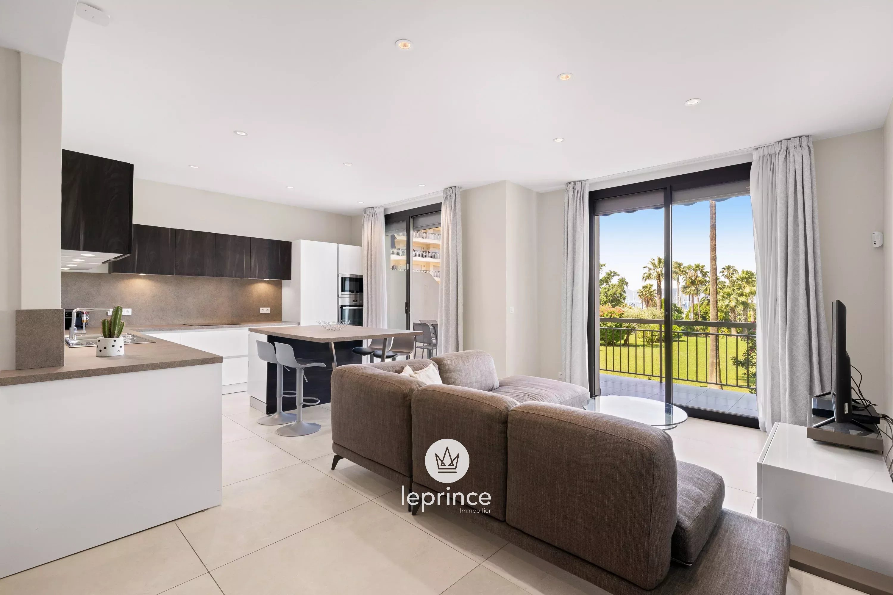 Cannes Pointe Croisette – 5-Room Dual-Aspect Apartment – Terrace – Cellar and Garage