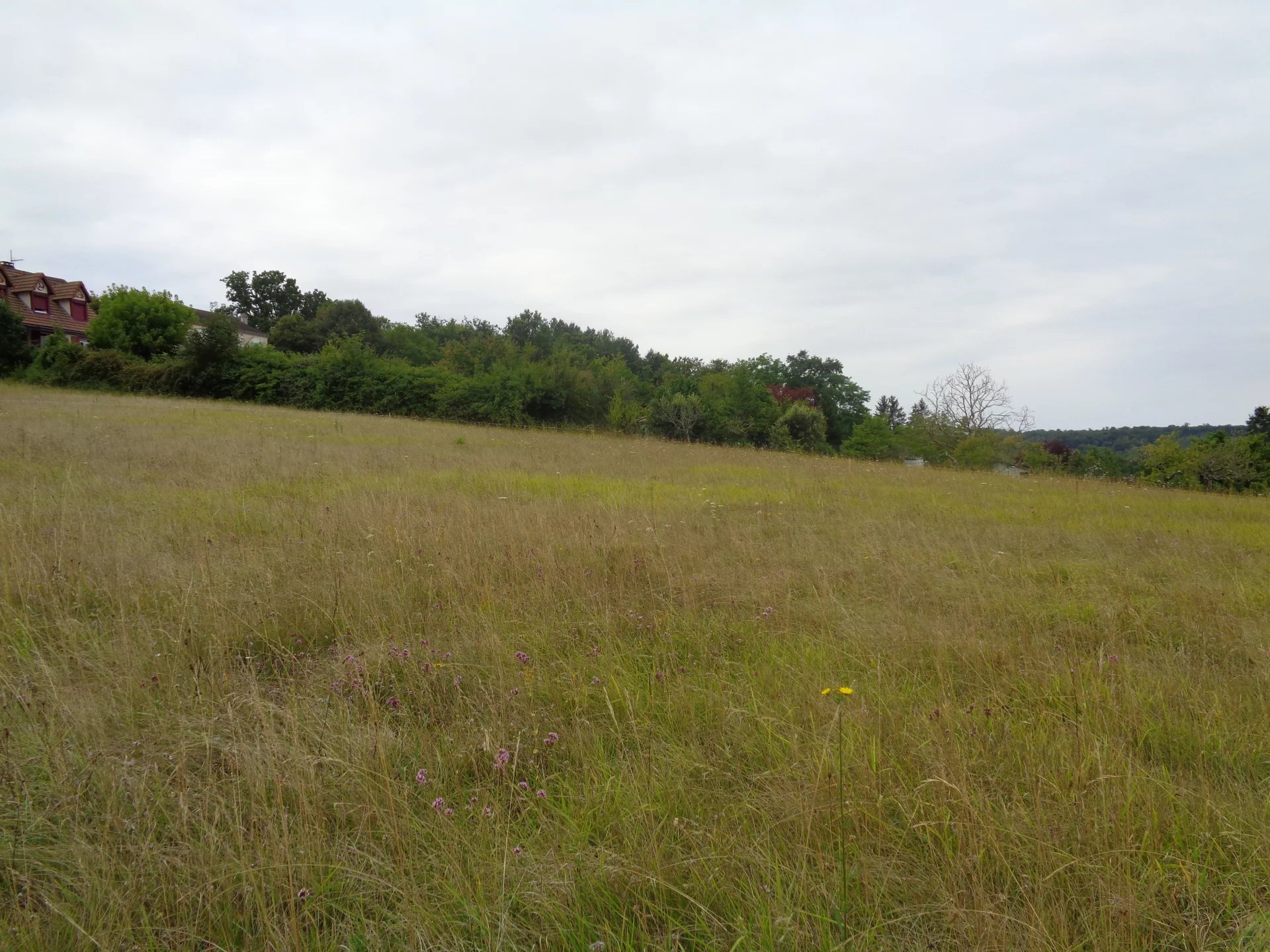 Superbe terrain constructible de 1803 m², vues panoramiques, secteur très calme.