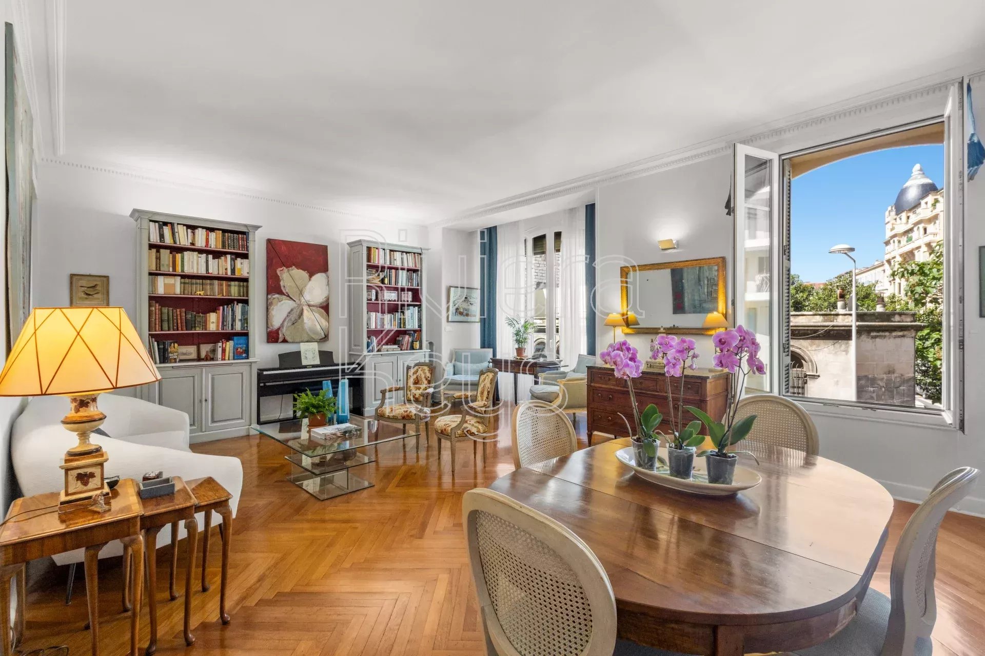 NICE - Carré d'Or: Stunning High-End 2-Bedroom Apartment with Large Terrace, 2 Minutes from the Sea