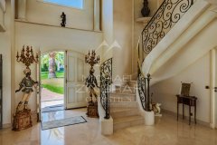 Villa with panoramic sea view over the village of Saint-Tropez — photo 6 of 7