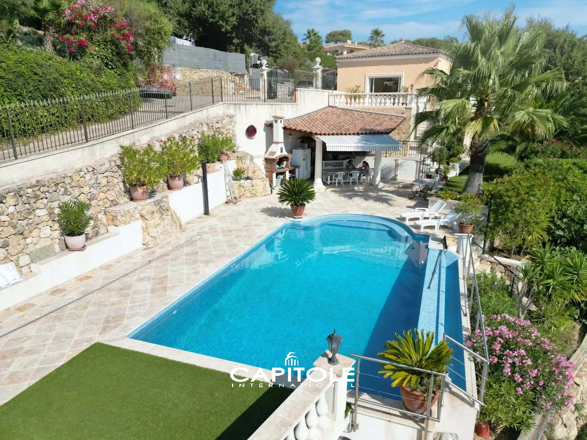 Vallauris - Splendide villa familiale de  348 m² de 10 pieces offrant une vue panoramique jusqu'à la mer, avec piscine à débordement, au calme absolu .