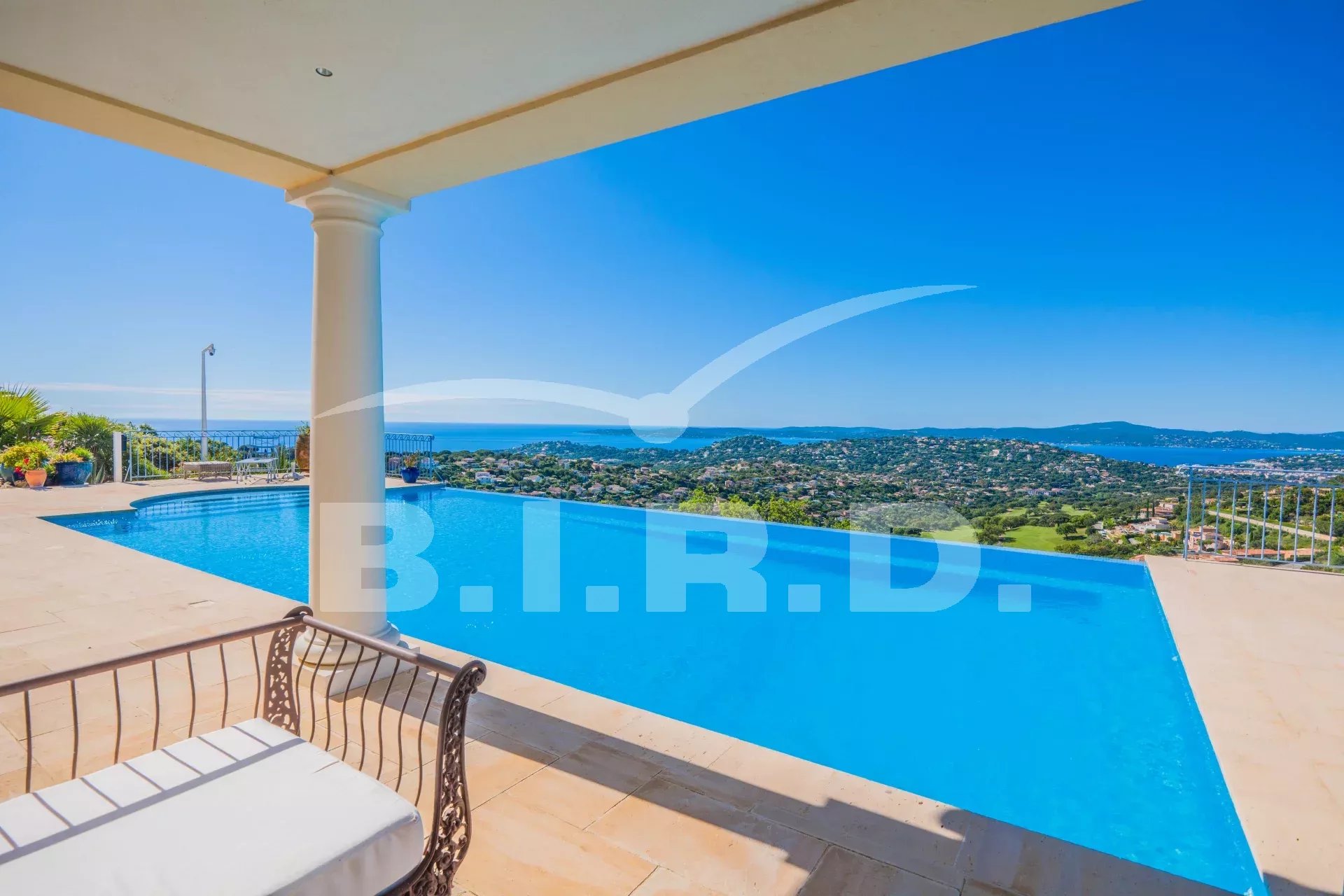 SAINTE MAXIME : Villa en position dominante avec vue sur le Golfe de Saint Tropez