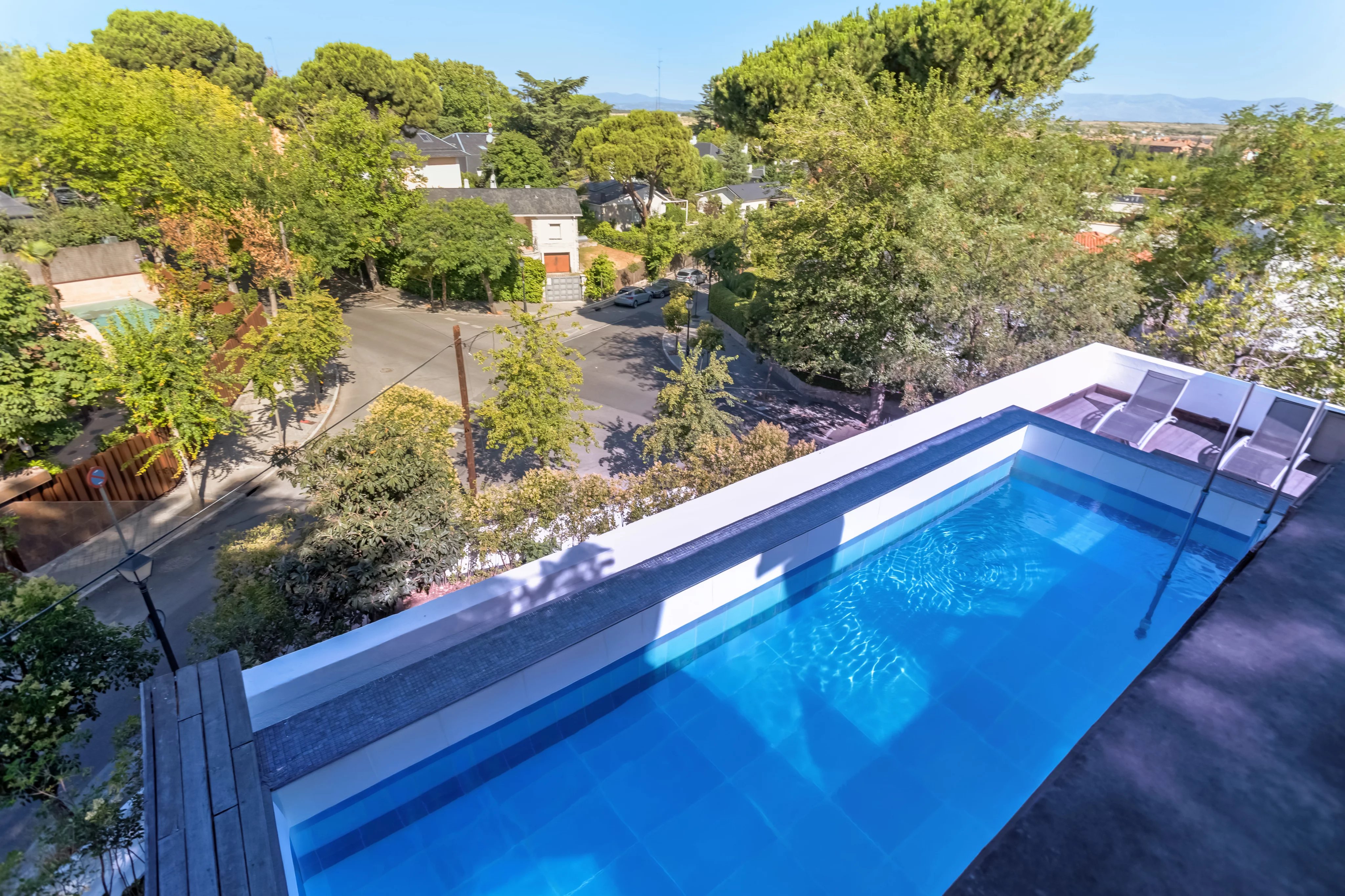 Modern 2-Bedroom House with Pool in Mirasierra, Madrid