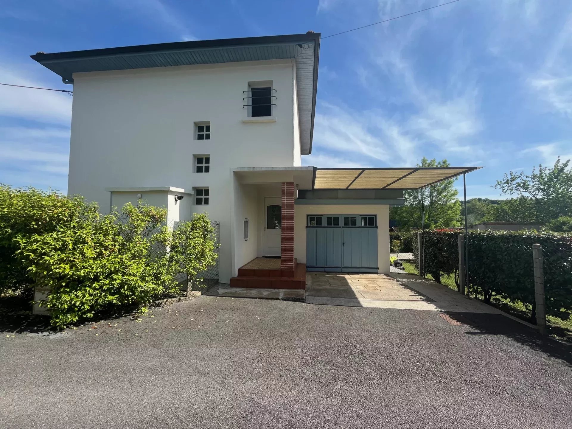 Recently renovated house with pretty garden close to the center of town