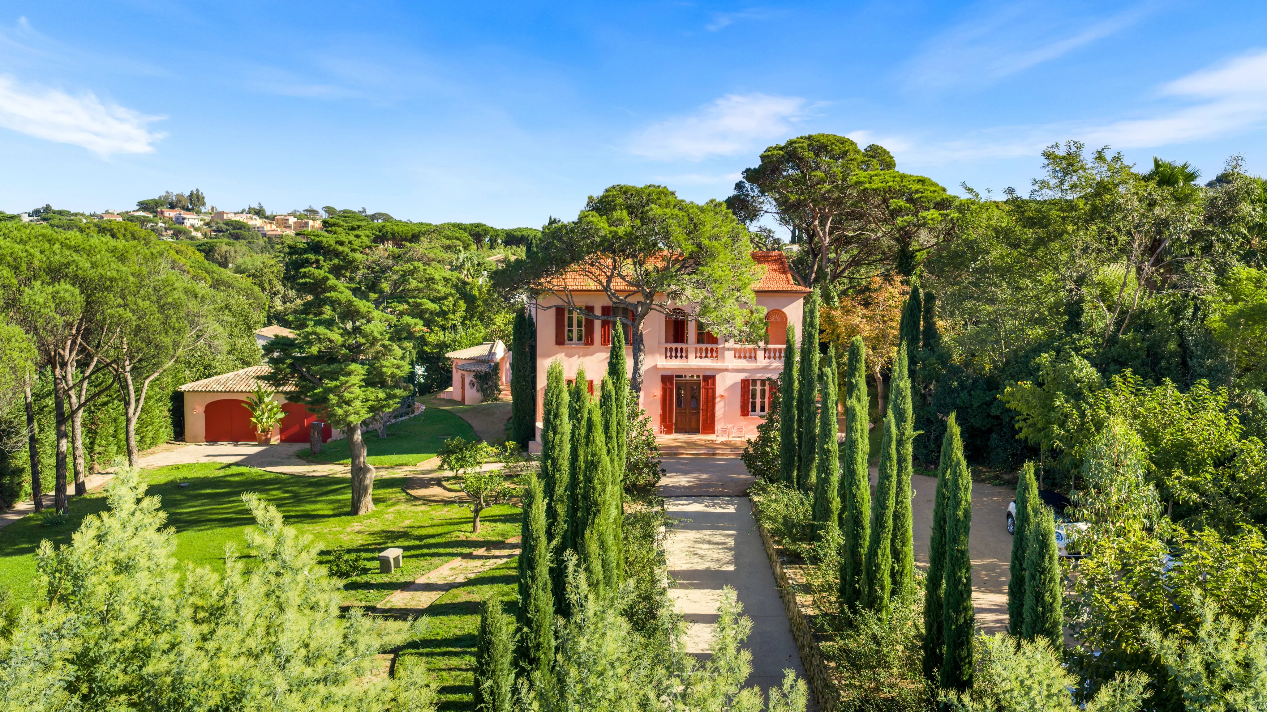 A “Belle Époque” property, rich in history, fully renovated and within walking distance of the village.