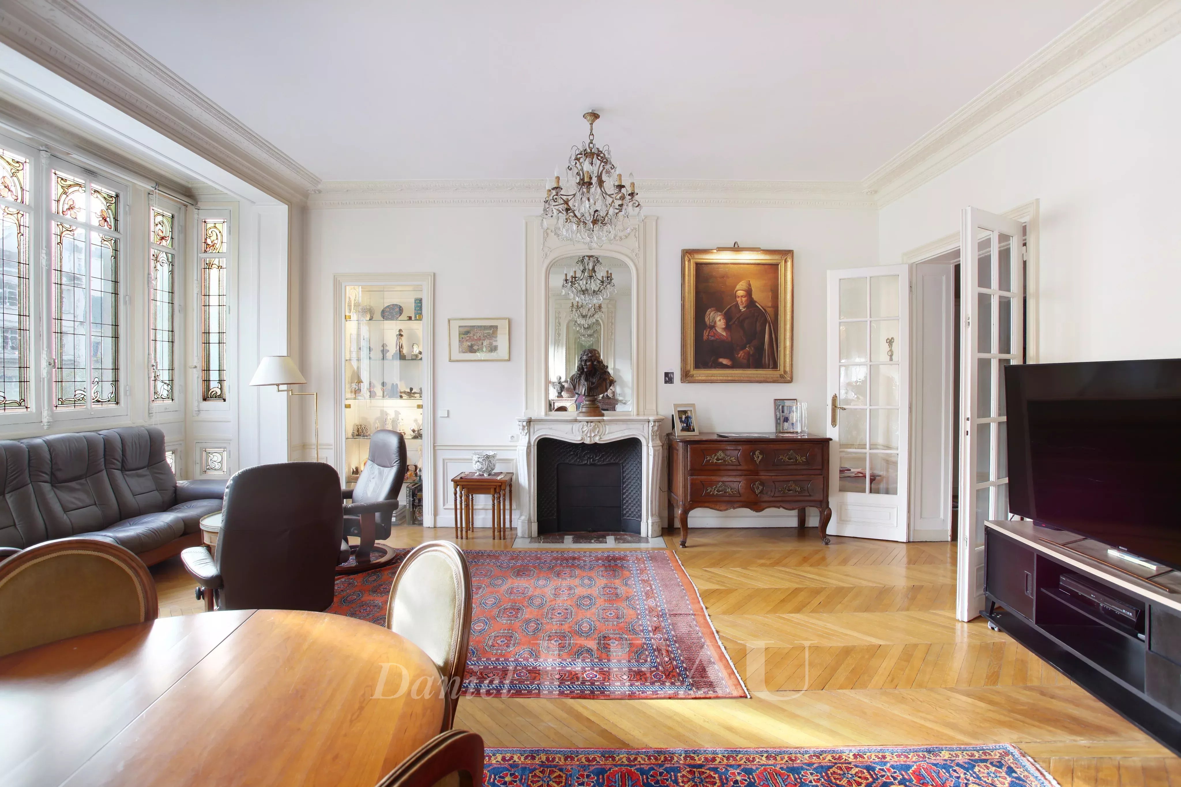 Séjour, parquet, moulures, cheminée 