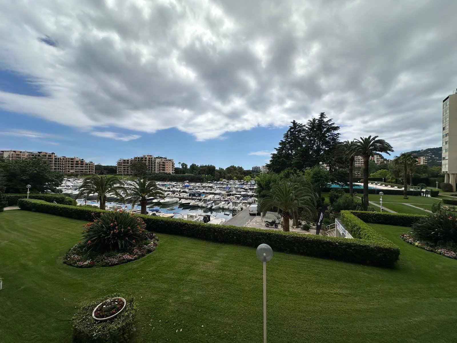 TROIS PIECES ENTIEREMENT RENOVE AVEC TERRASSES ET SUPERBE VUE SUR LE PORT