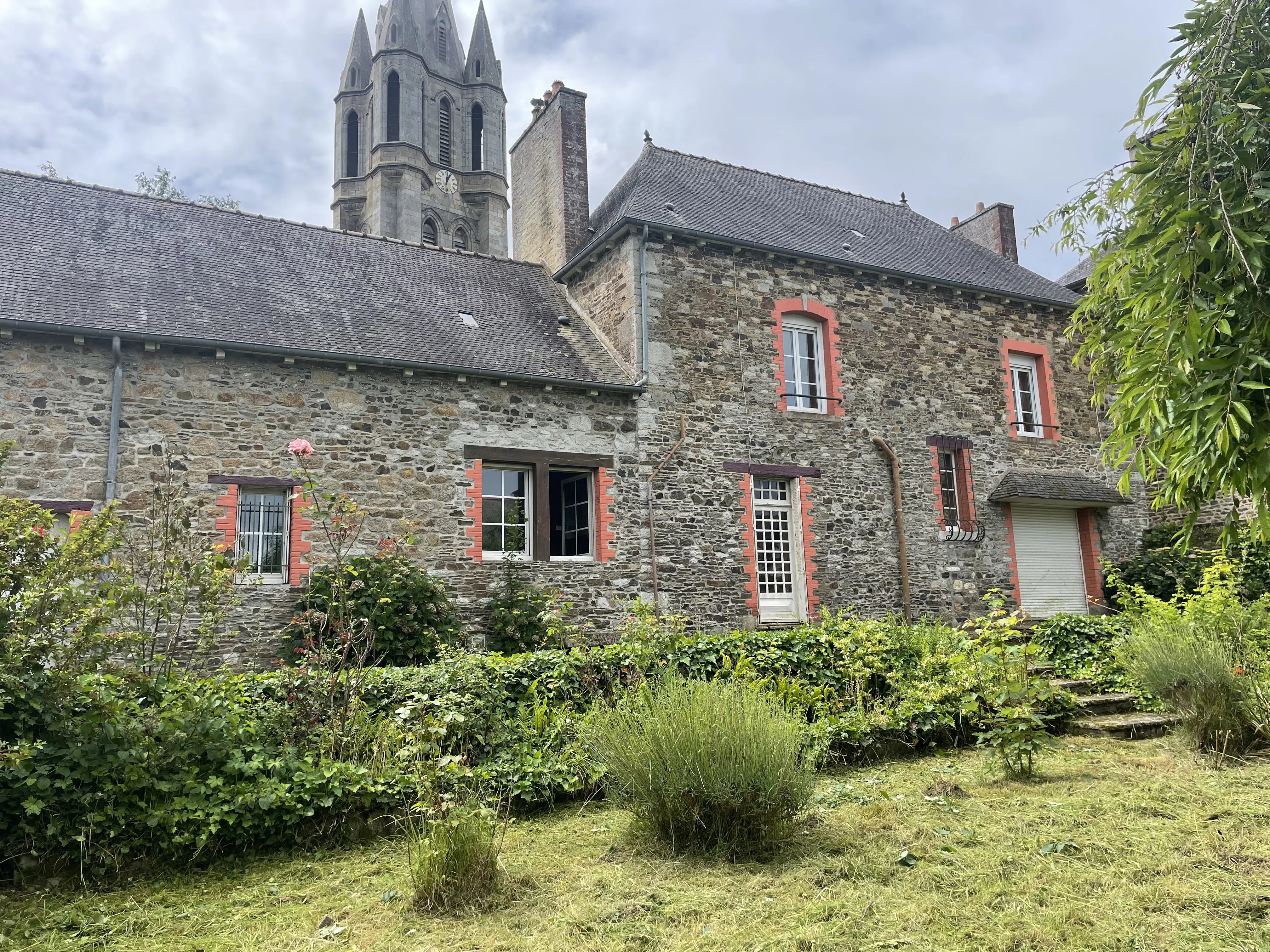Maison en pierre 155 m² – Centre d’Évran – 4 chambres – Jardin – Idéal famille, gîte ou chambres d’hôtes près du canal d’Ille-et-Rance.